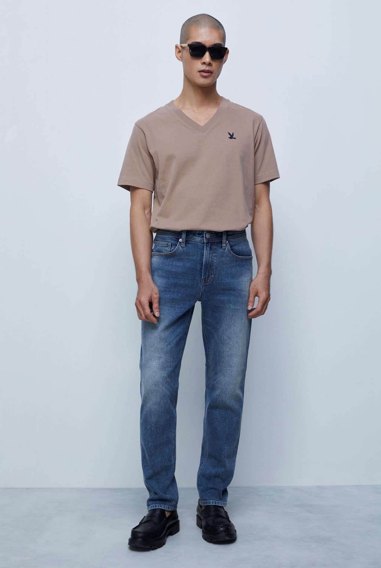 MEDIUM WASH DISTRESS SLIM FIT JEANS