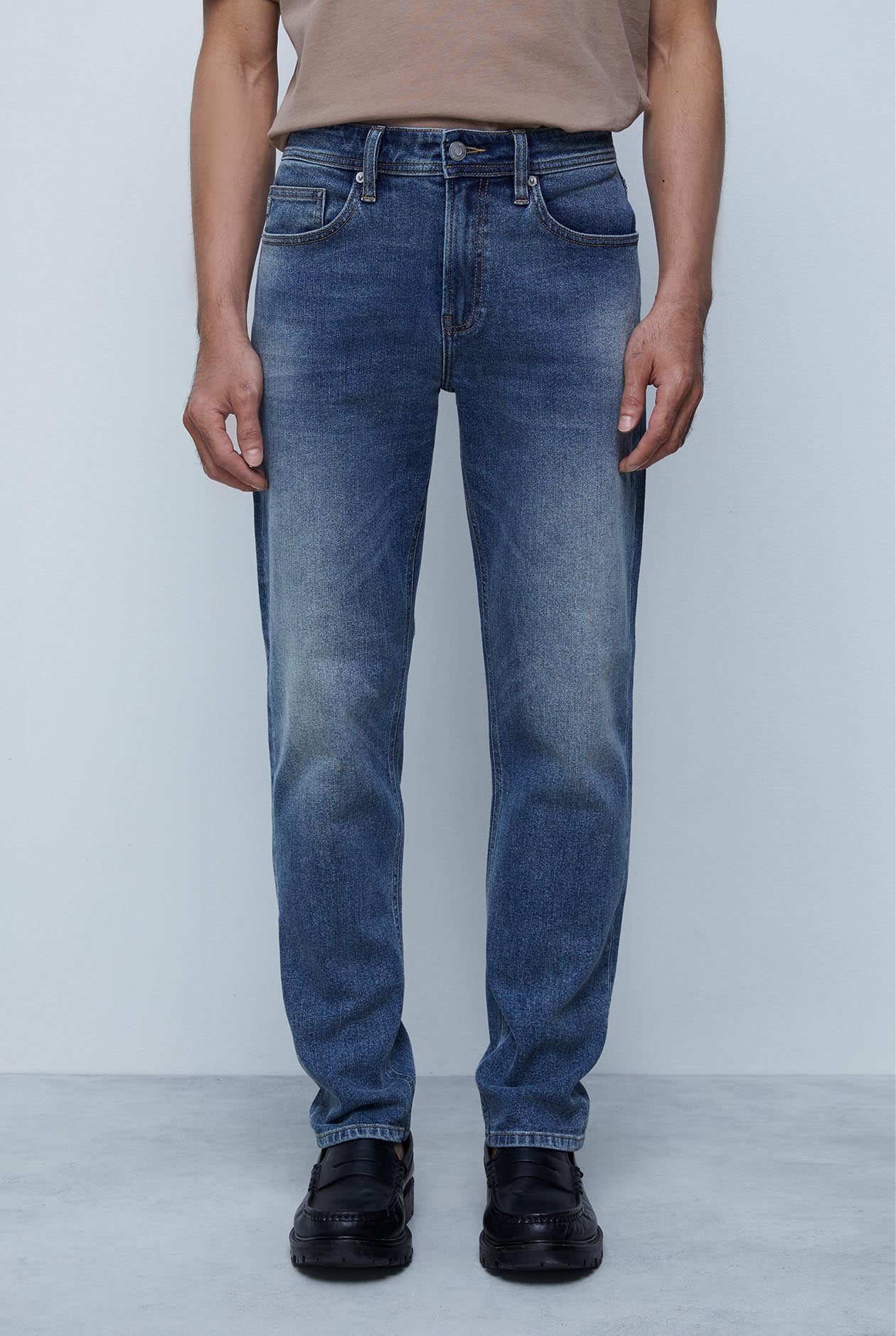 MEDIUM WASH DISTRESS SLIM FIT JEANS