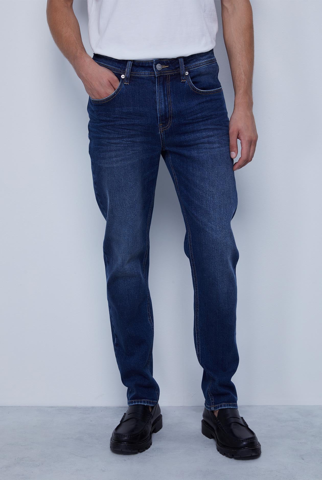 MEDIUM WASH SLIM FIT JEANS