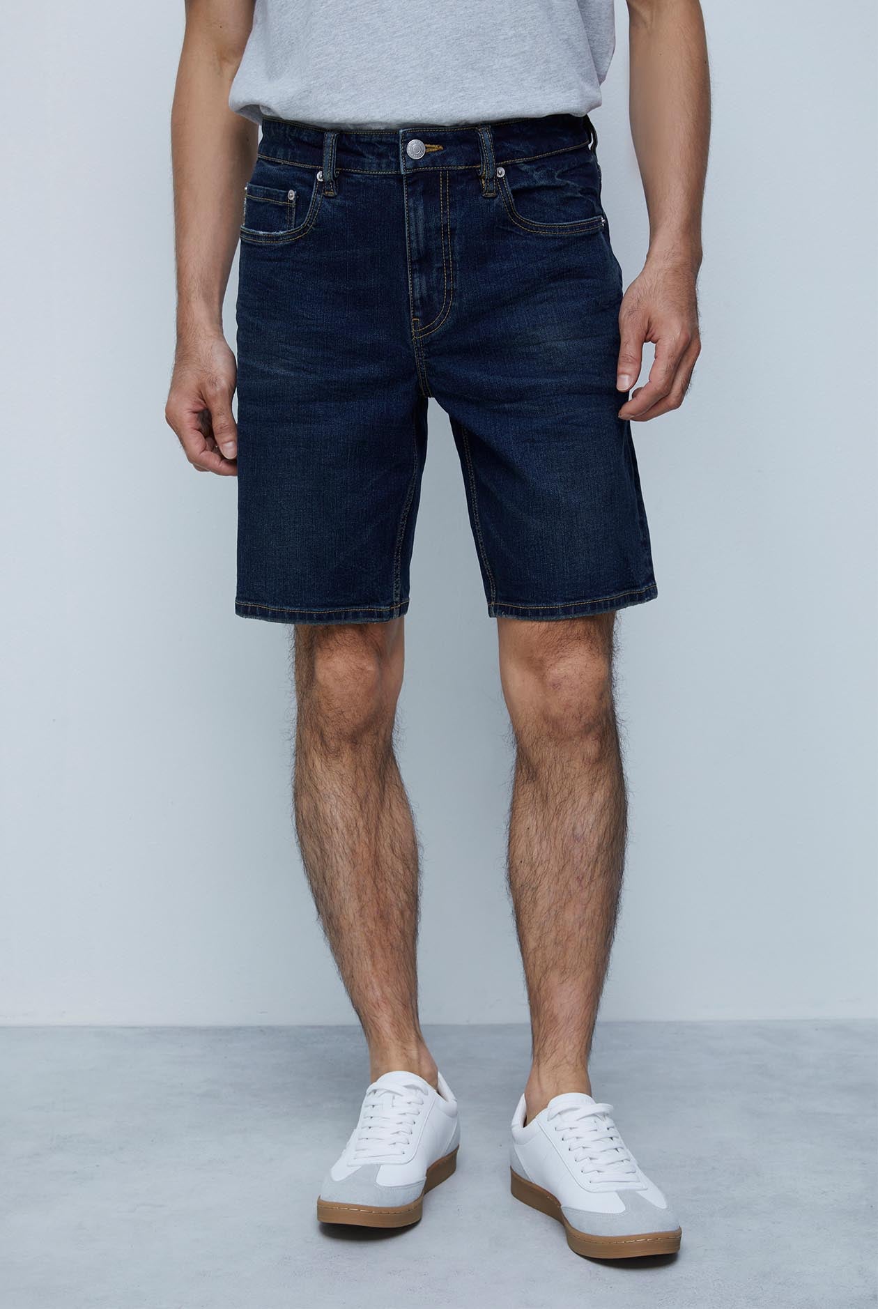 MEDIUM WASH SLIM FIT DENIM SHORTS