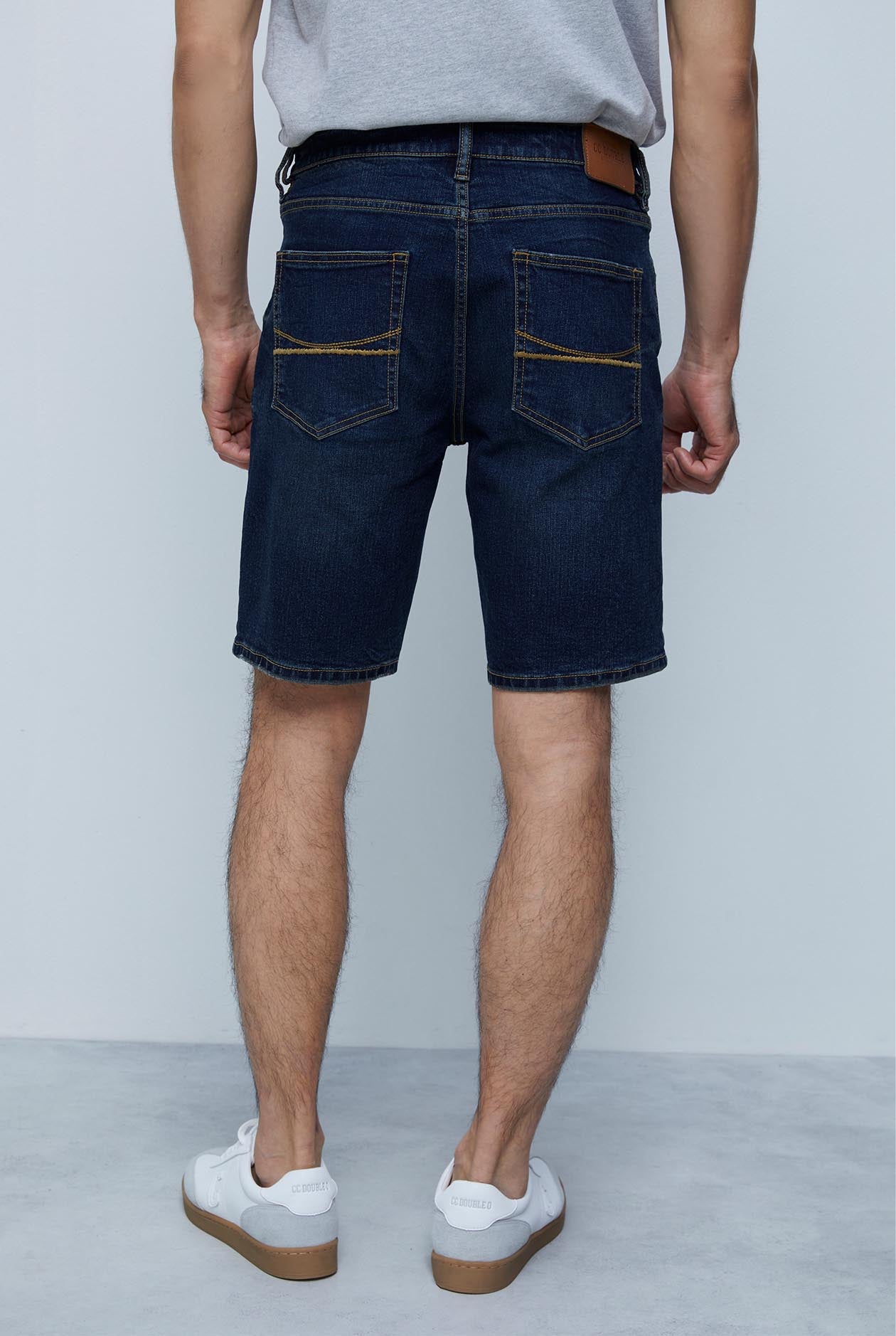 MEDIUM WASH SLIM FIT DENIM SHORTS