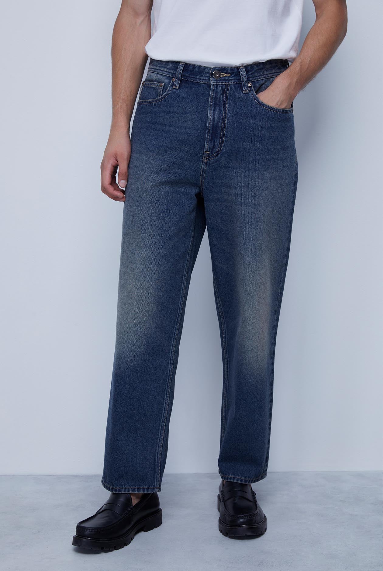 MEDIUM BLUE WASH LOOSE FIT JEANS