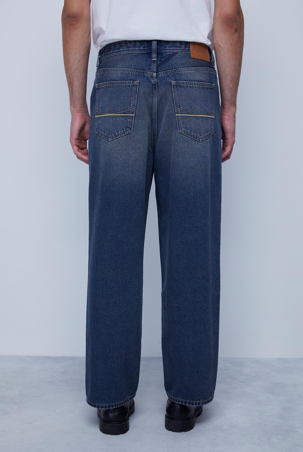 MEDIUM BLUE WASH LOOSE FIT JEANS