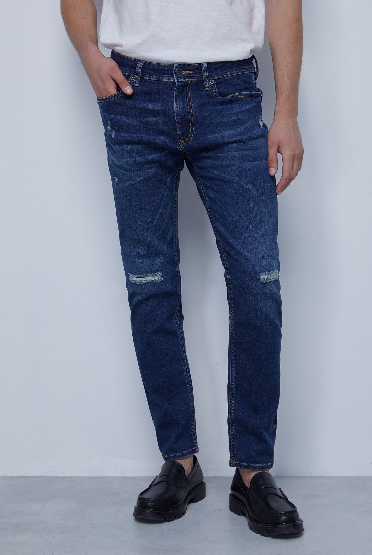 MEDIUM BLUE WASH DESTROYED SKINNY JEANS