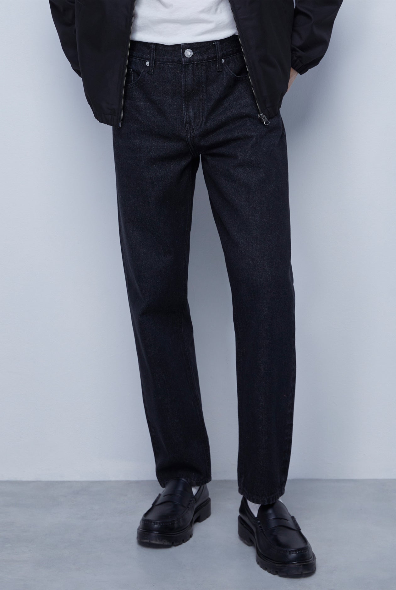 BLACK WASH STRAIGHT FIT JEANS