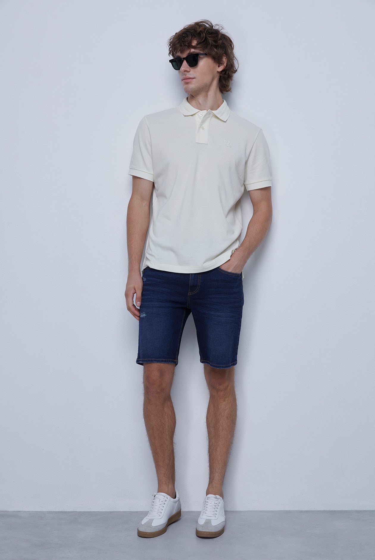 MEDIUM BLUE WASH SLIM DENIM SHORTS
