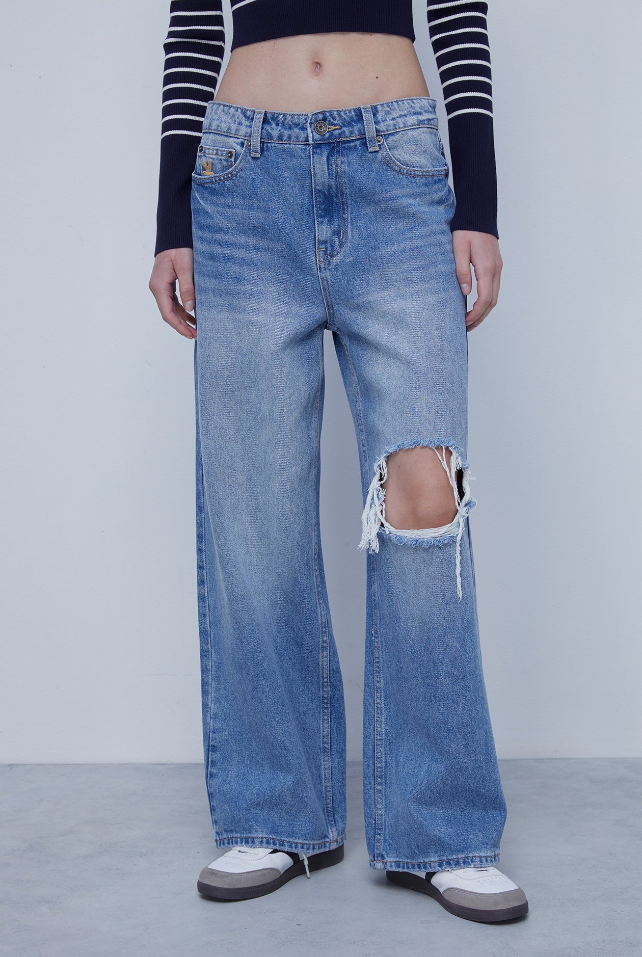 DISTRESSED STRAIGHT JEANS