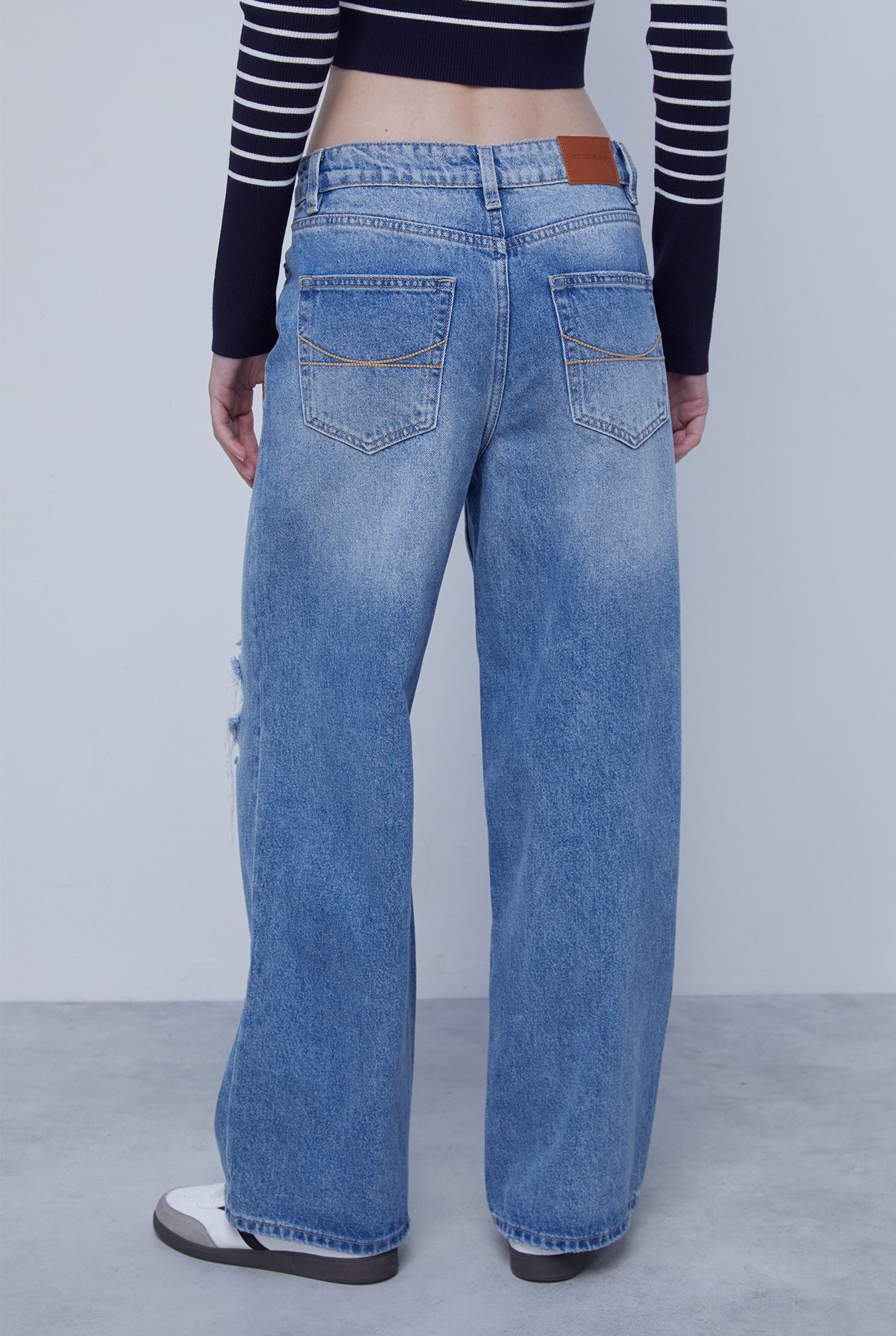 DISTRESSED STRAIGHT JEANS