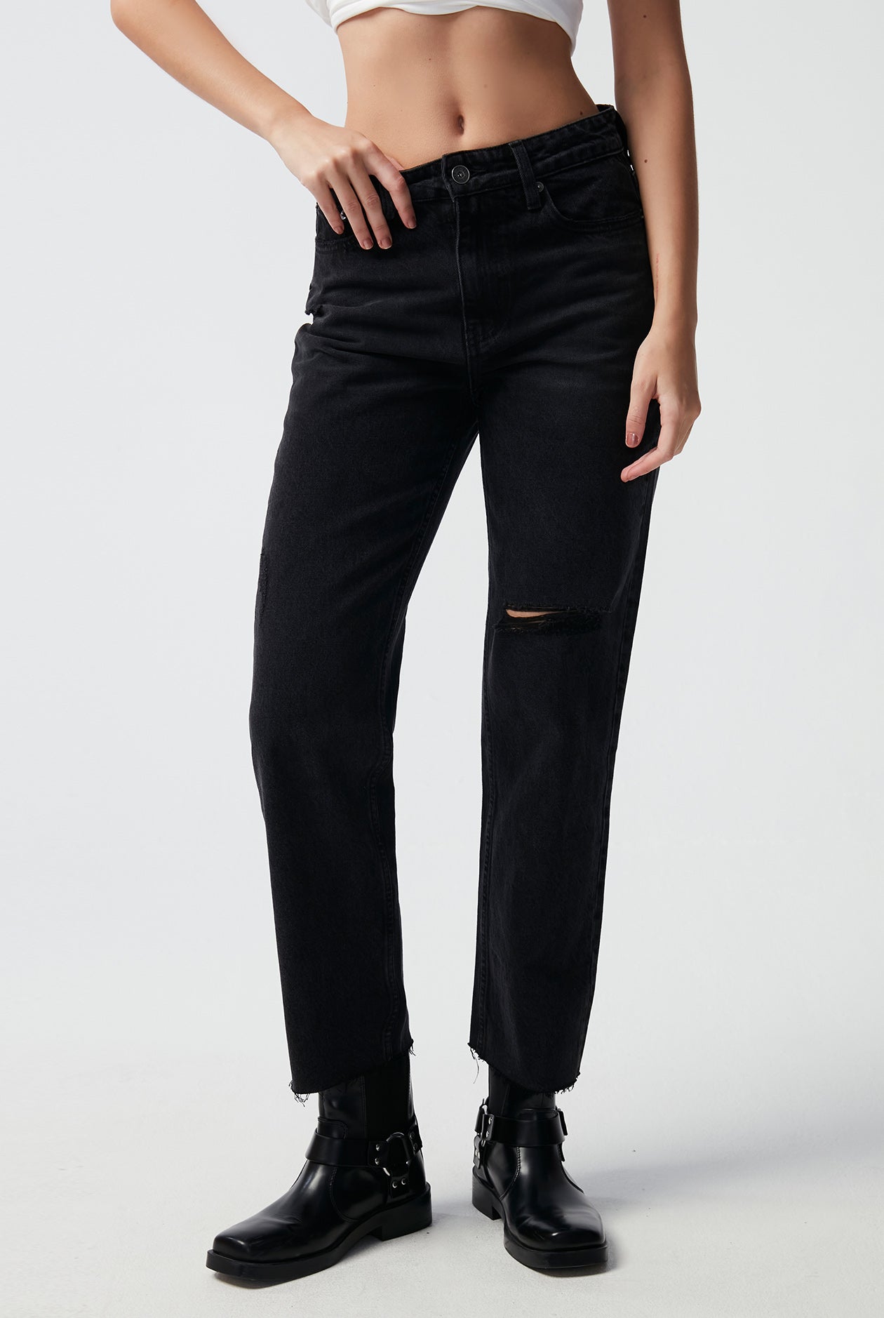 DISTRESSED STRAIGHT LEG JEANS