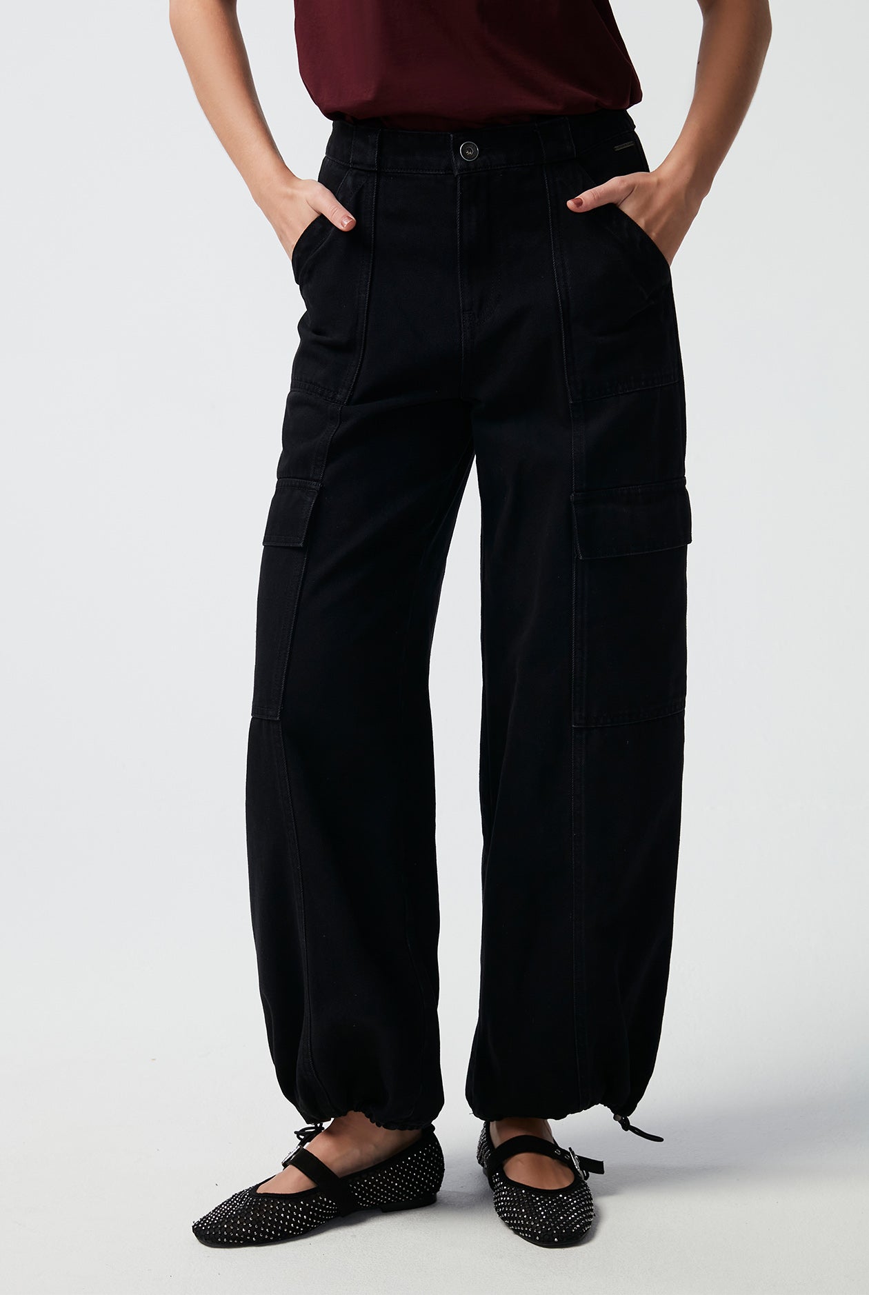 LOW-RISE CARGO JEANS