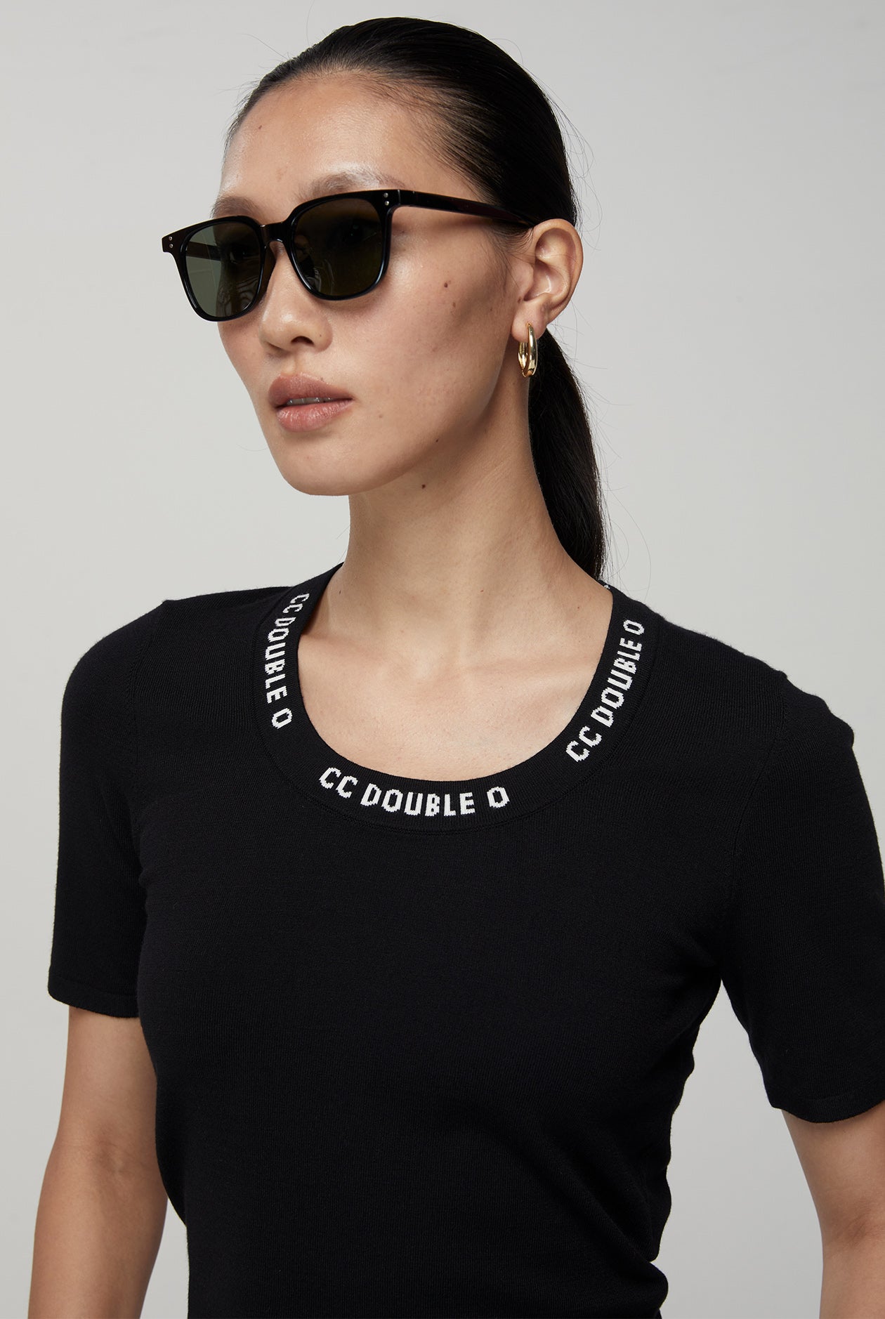 SCOOP NECK LOGO KNITTED TEE