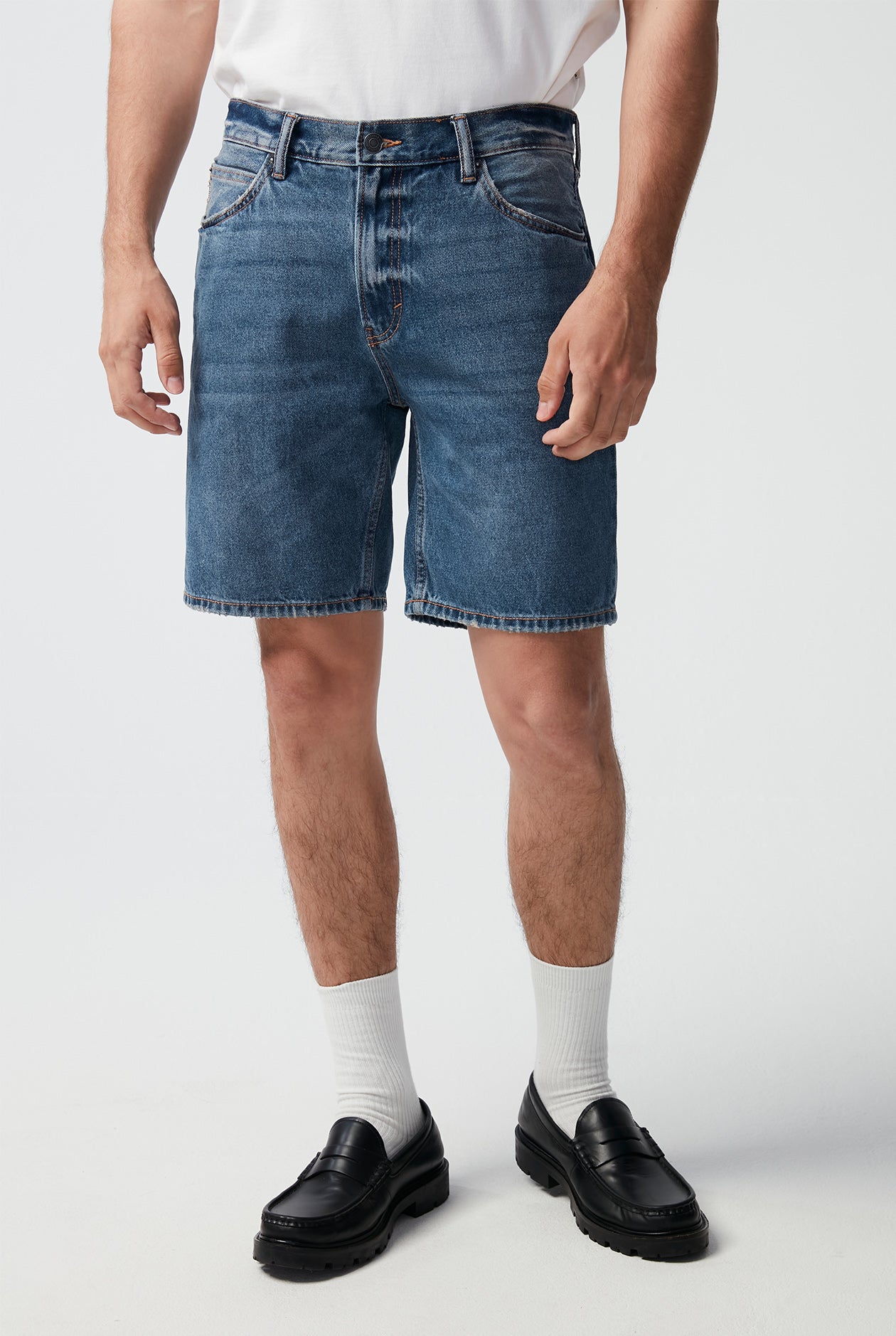 MEDIUM BLUE WASH REGULAR SHORT JEANS
