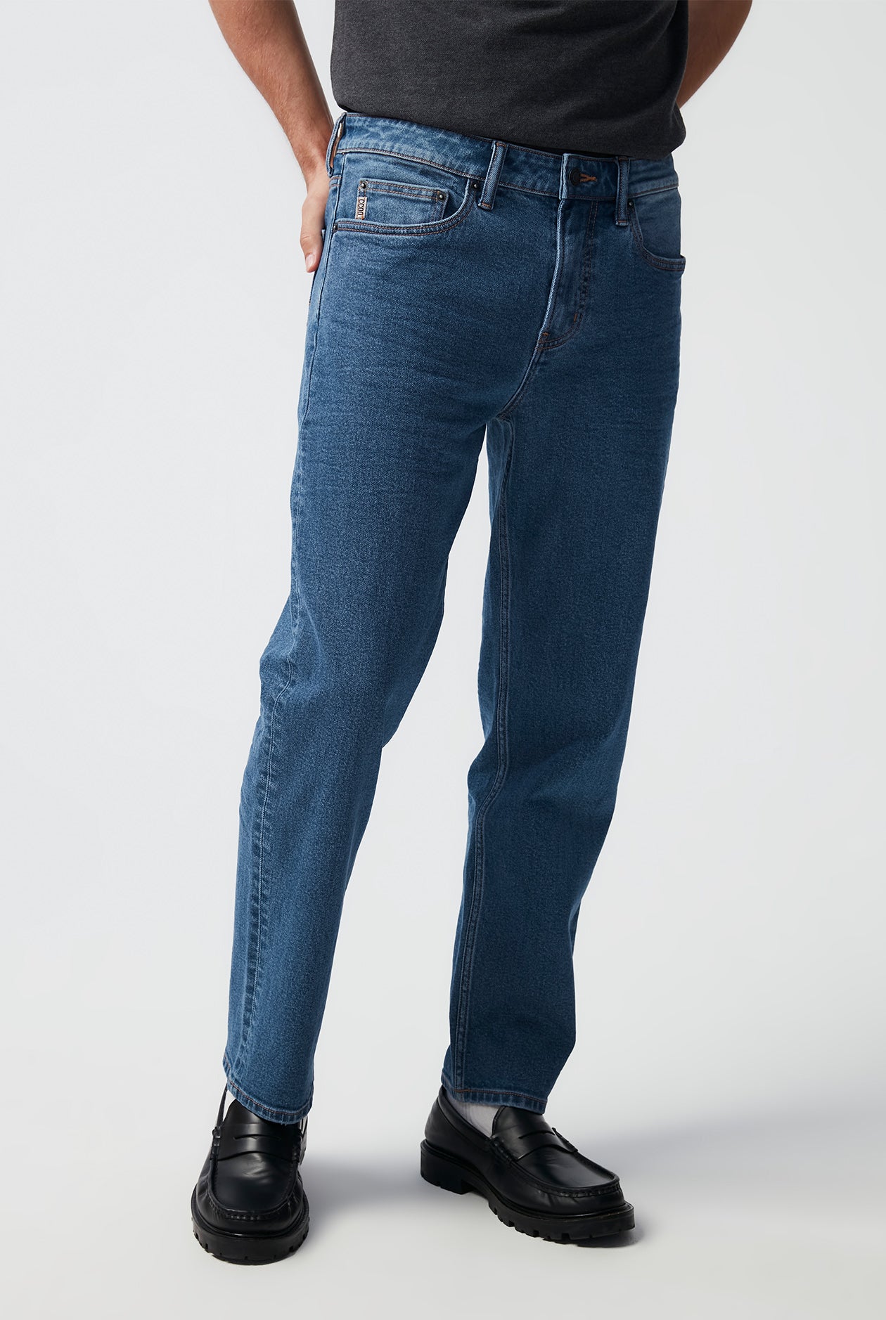 LIGHT WASH STRAIGHT FIT JEANS