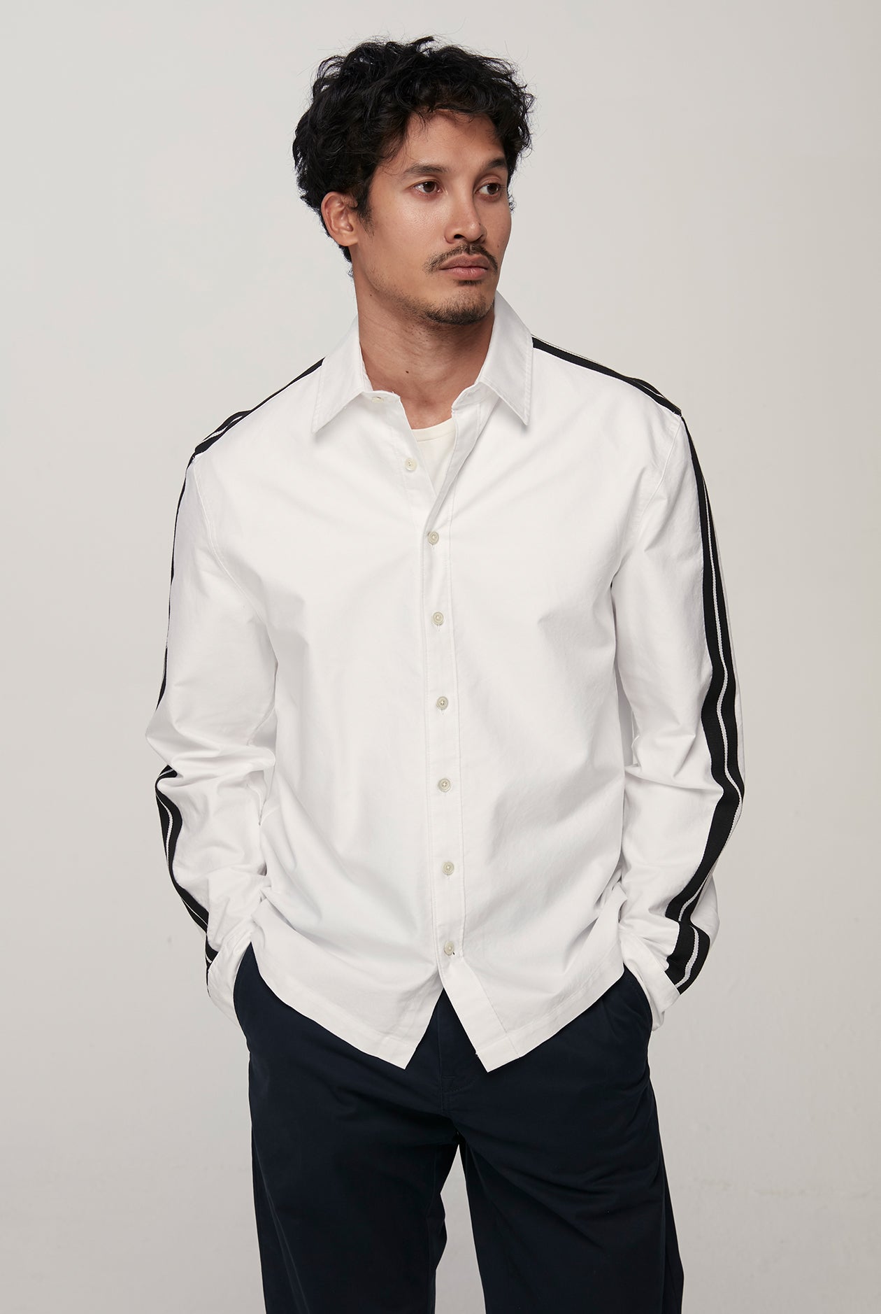 CONTRAST SIDE STRIPED OXFORD SHIRT