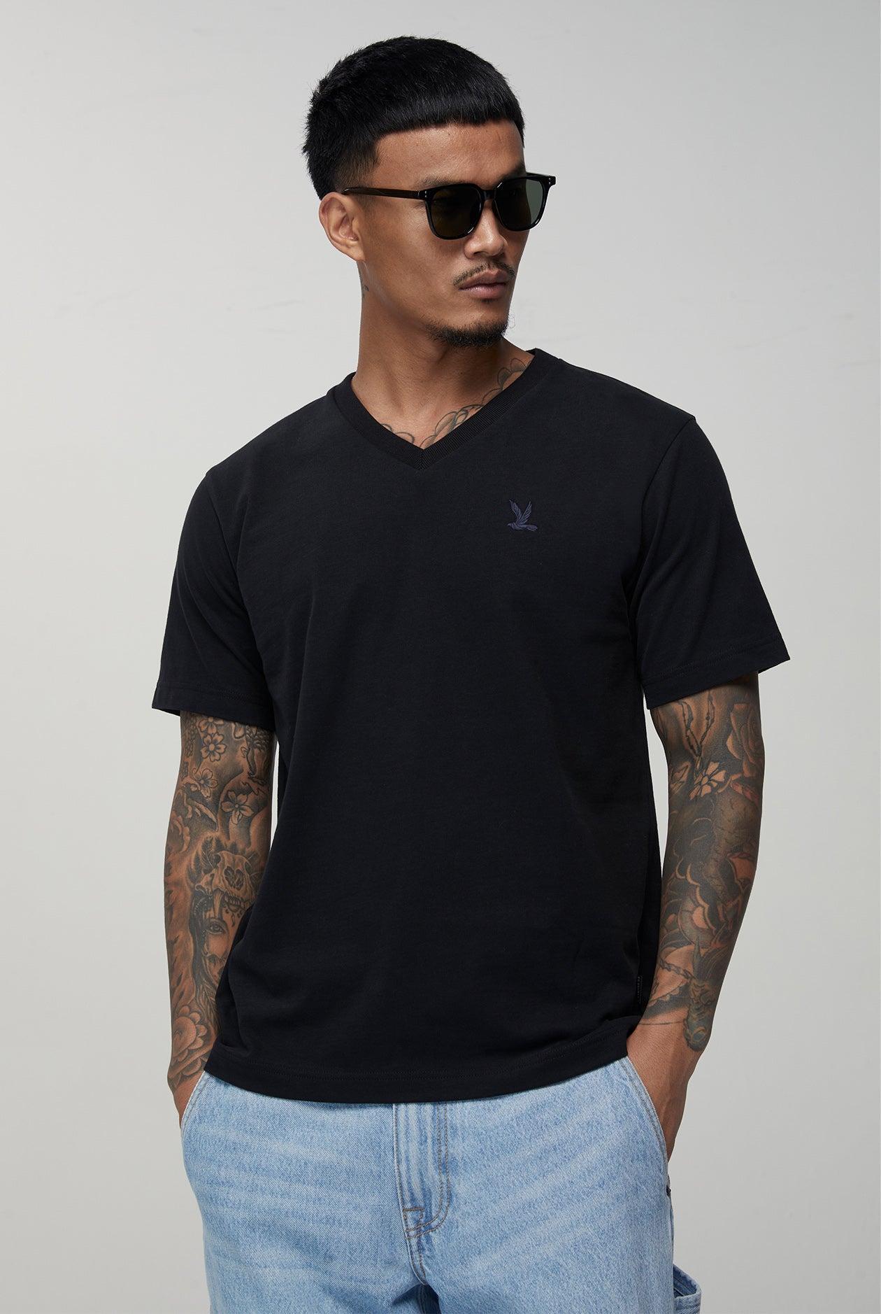 ON TONE BIRD LOGO SIGNATURE V-NECK TEE