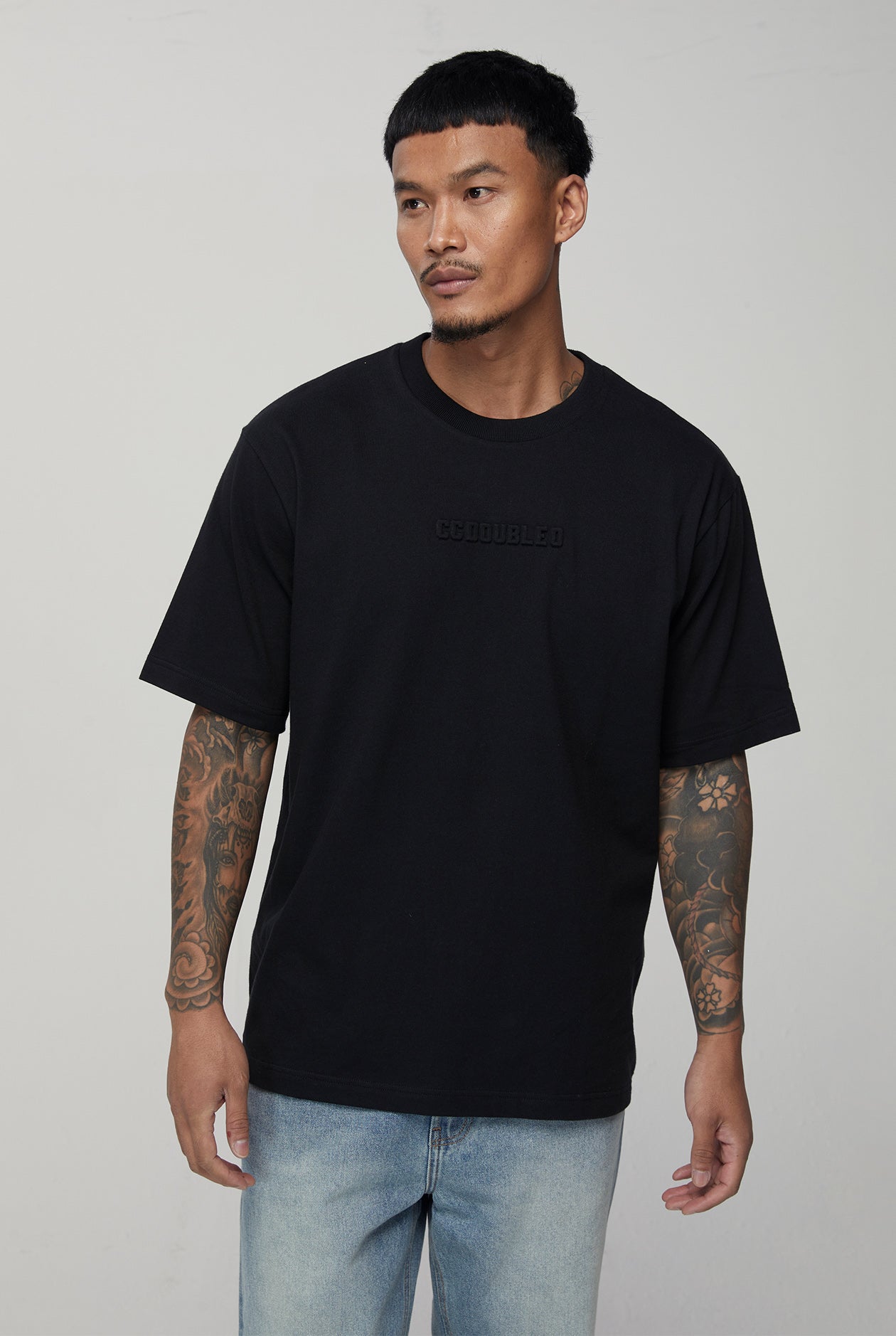 EMBOSSED ALPHABET LOGO SIGNATURE TEE