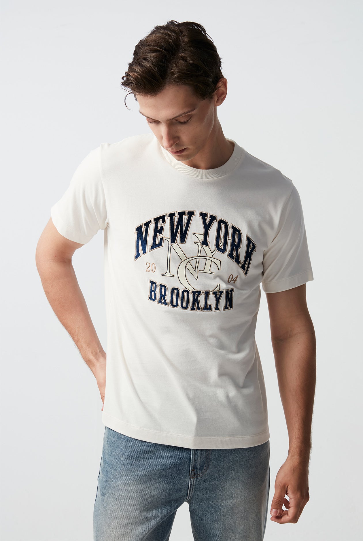 BROOKLYN NEW YORK VELVET PATCH GRAPHIC TEE
