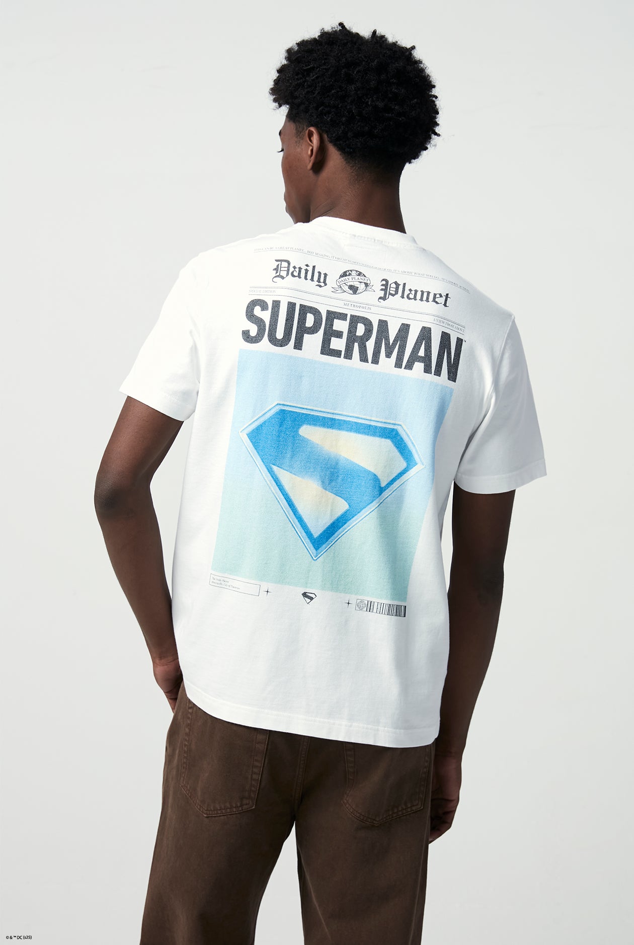 LOGO FRONT AND SUPERMAN DAILY PLANET GRAPHIC TEE