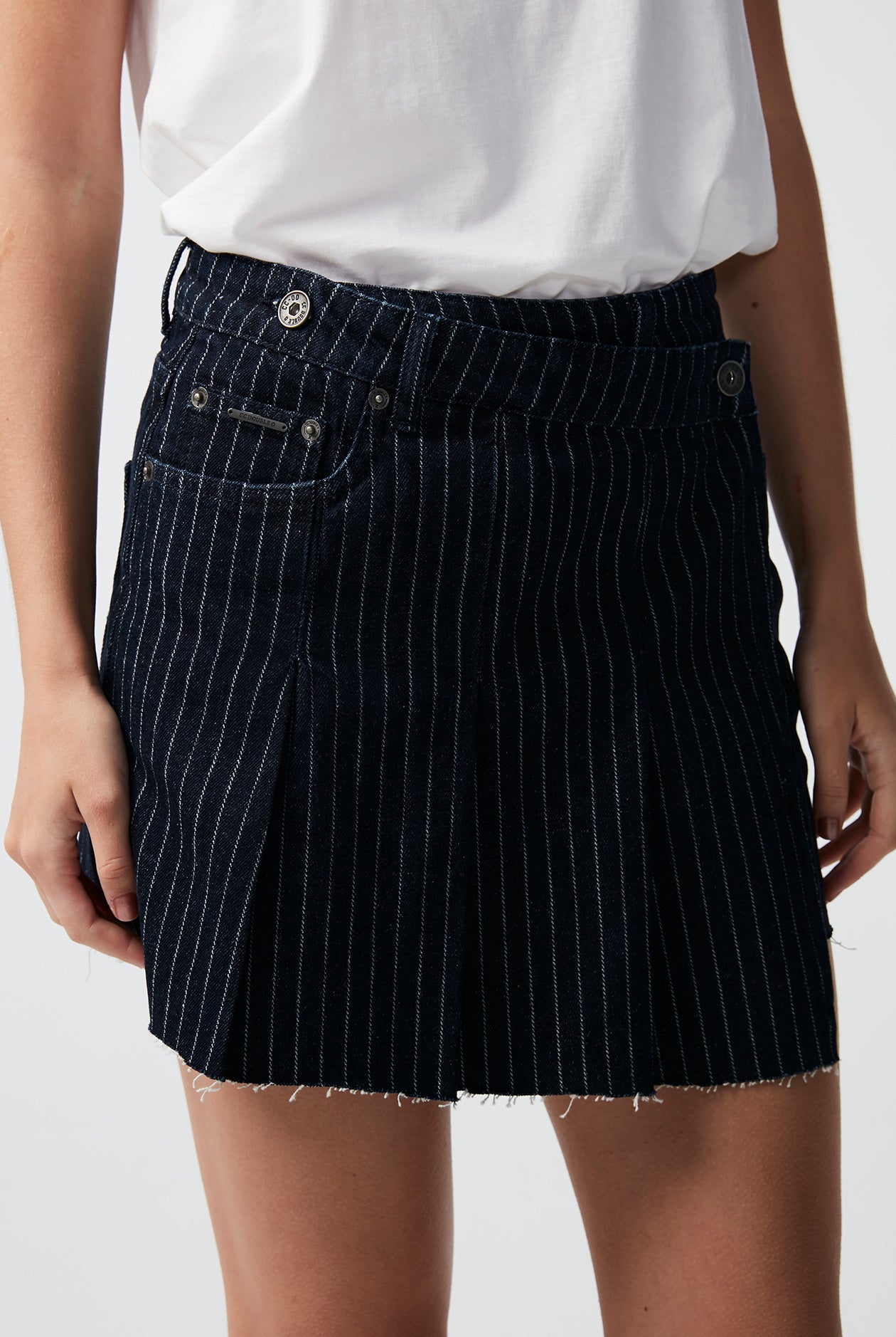 PLEATED STRIPED DENIM SKORT