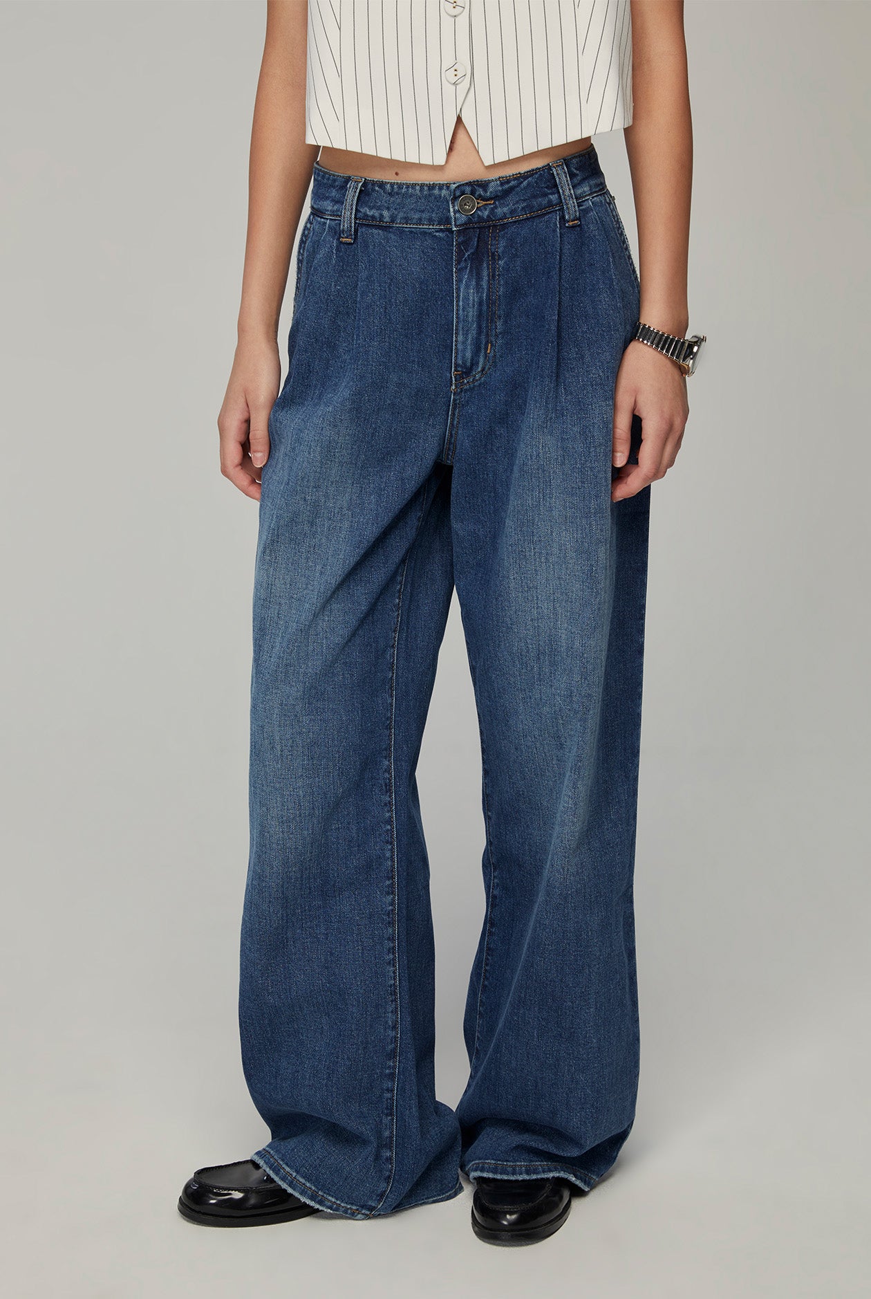 LOW-RISE PLEAT RELAX JEANS