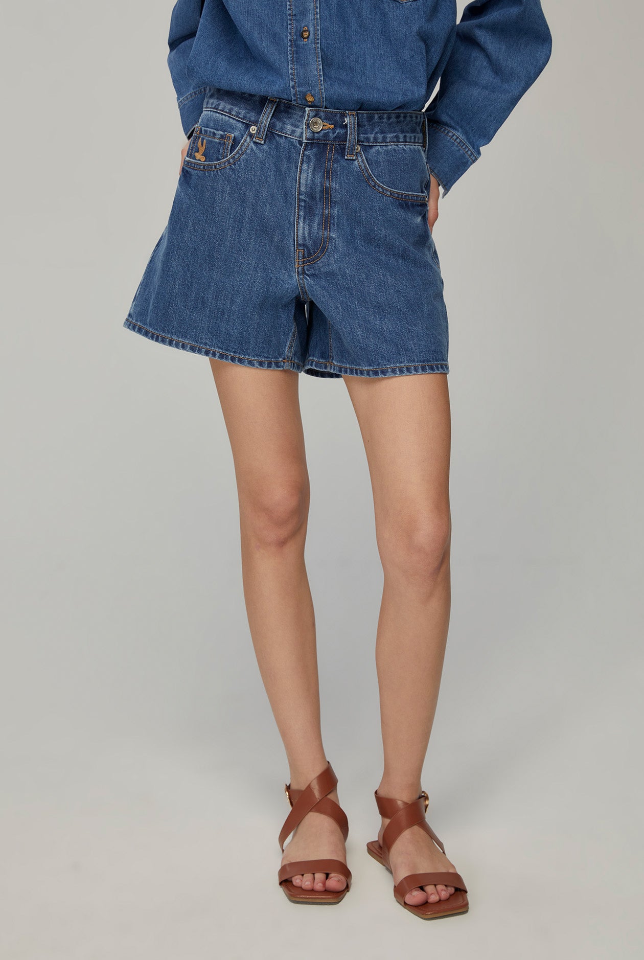 MID-RISE SHORTS JEANS