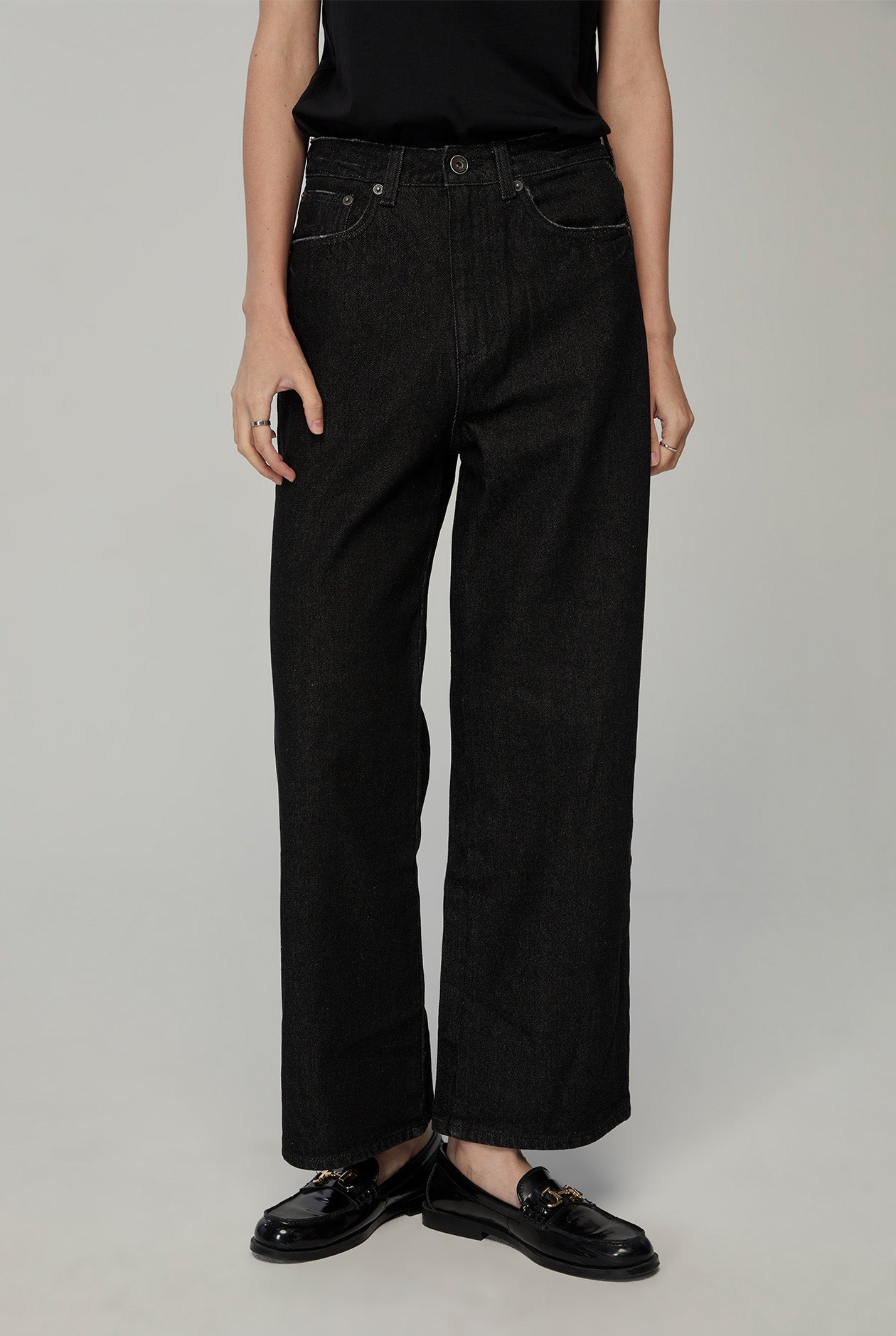 MID-RISE STRAIGHT LEG JEANS