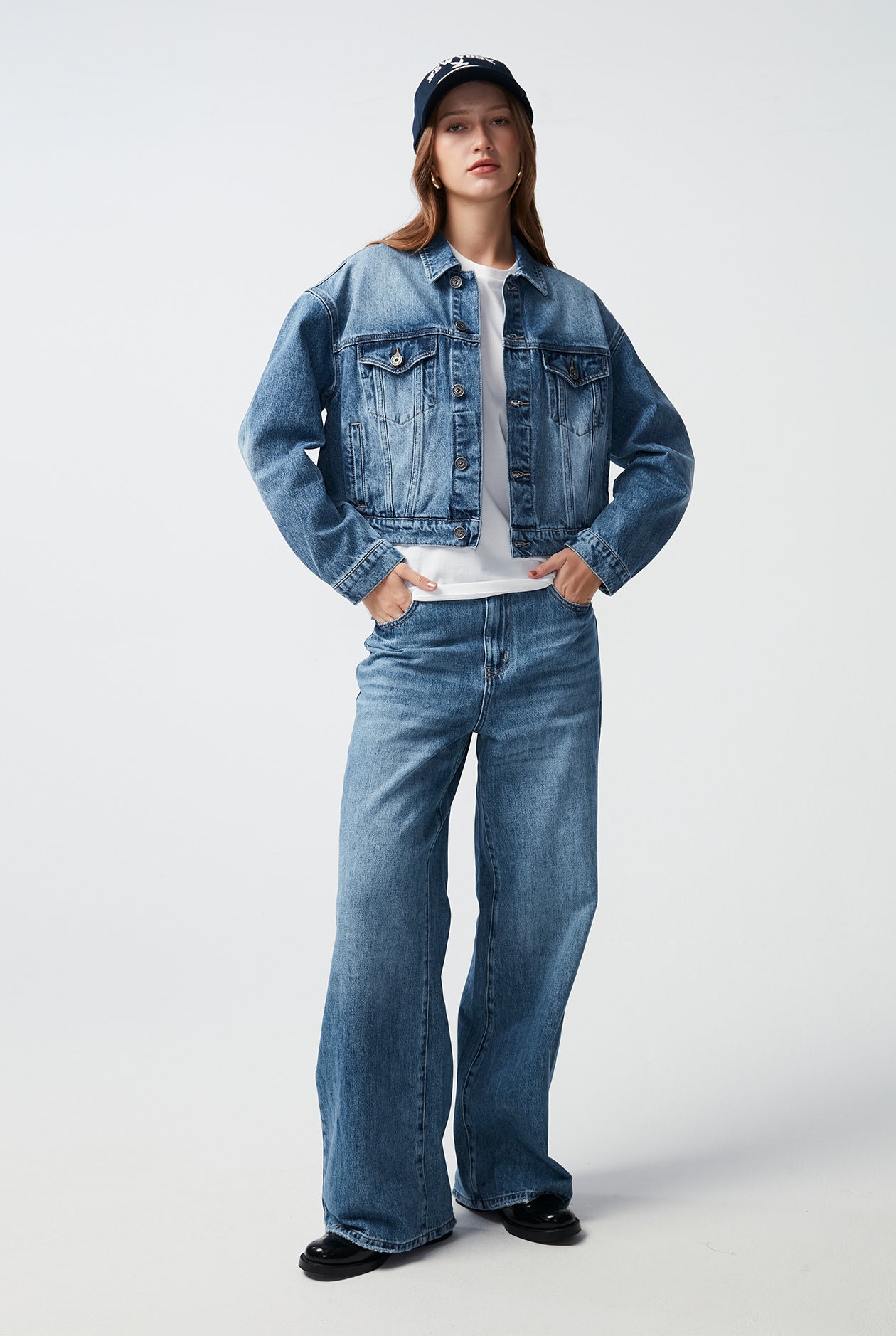 LOW-RISE BAGGY JEANS