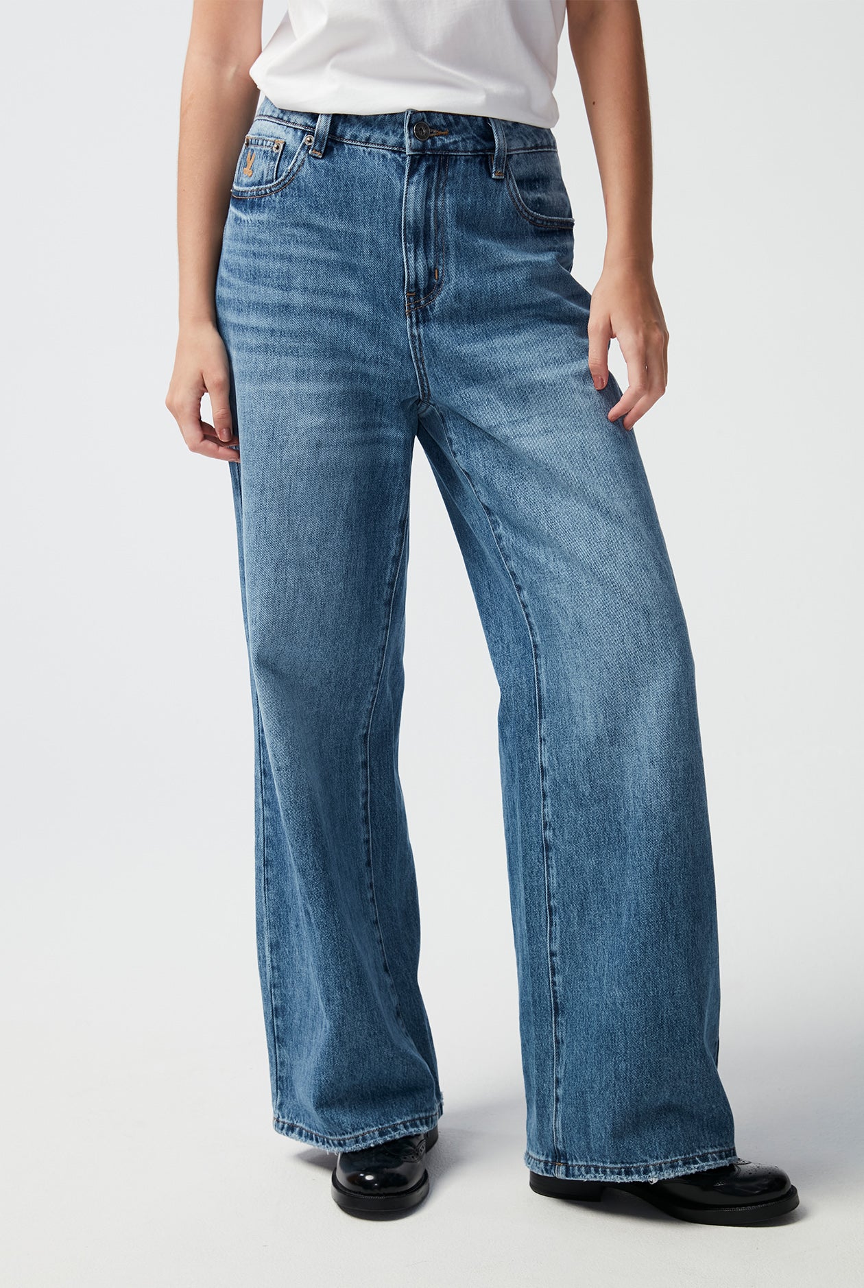 LOW-RISE BAGGY JEANS