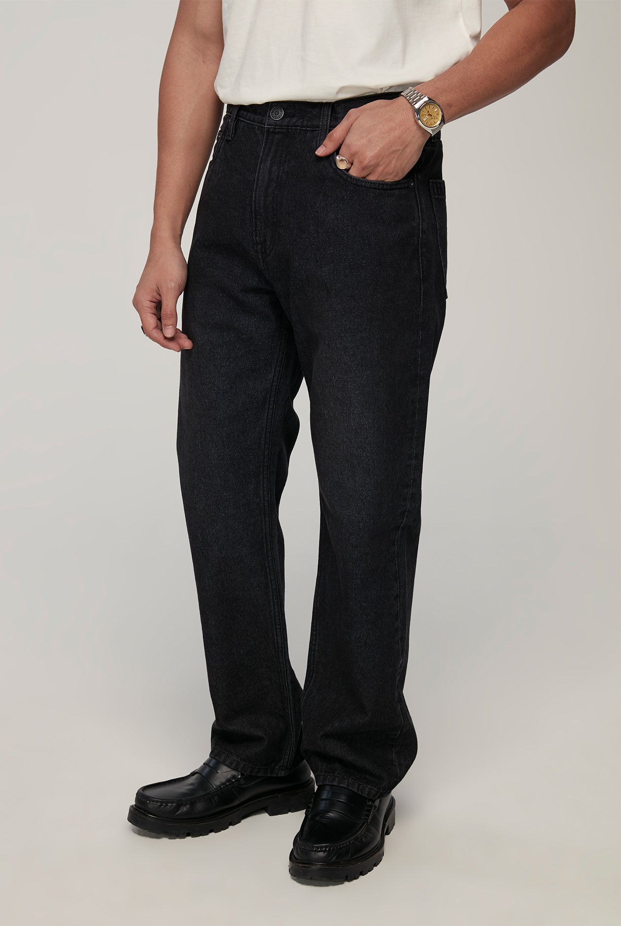 BLACK WASH STRAIGHT FIT DENIM