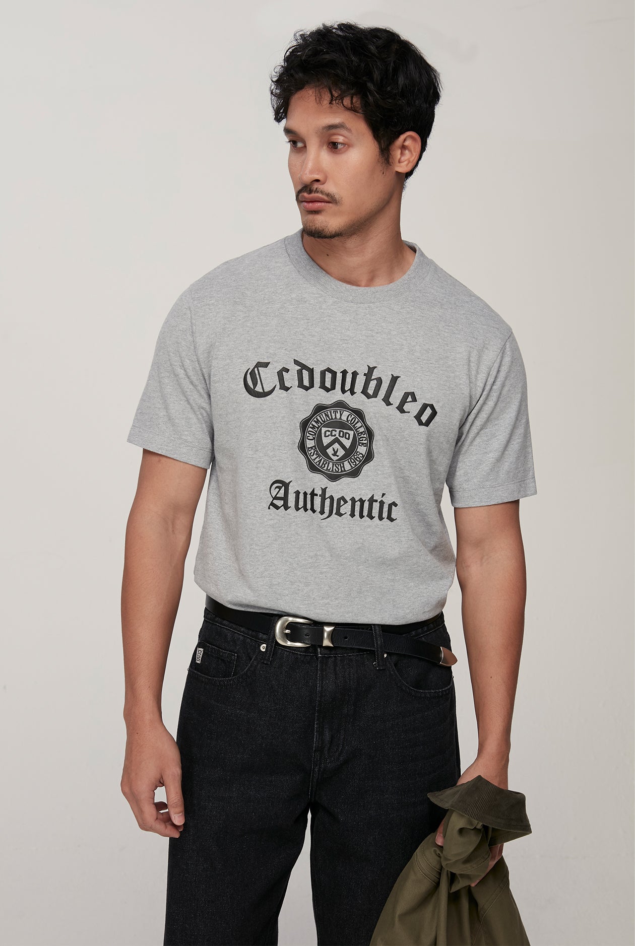 OLD ENGLISH GRAPHIC TEE