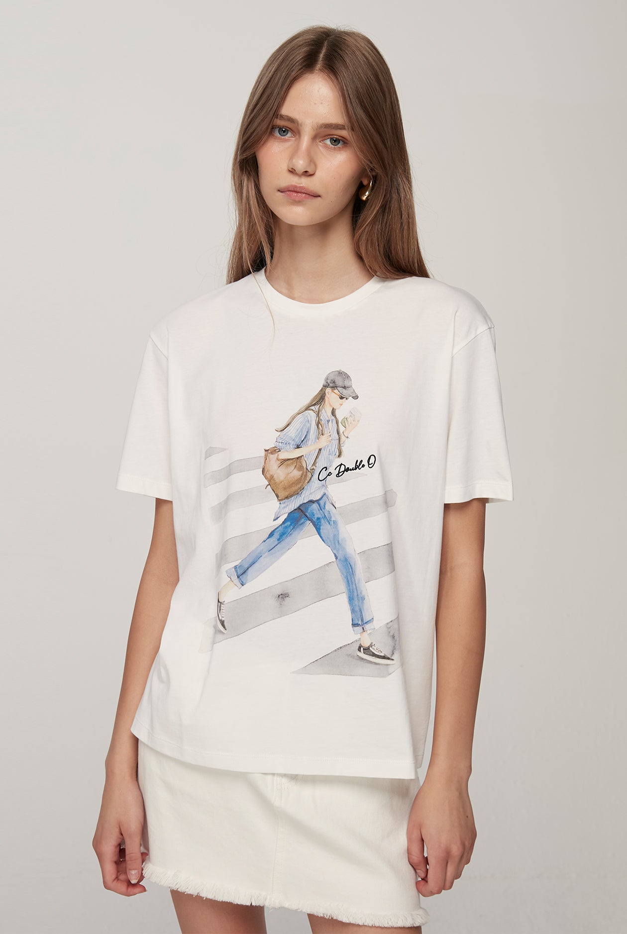 WOMAN CROSSING STREET GRAPHIC TEE