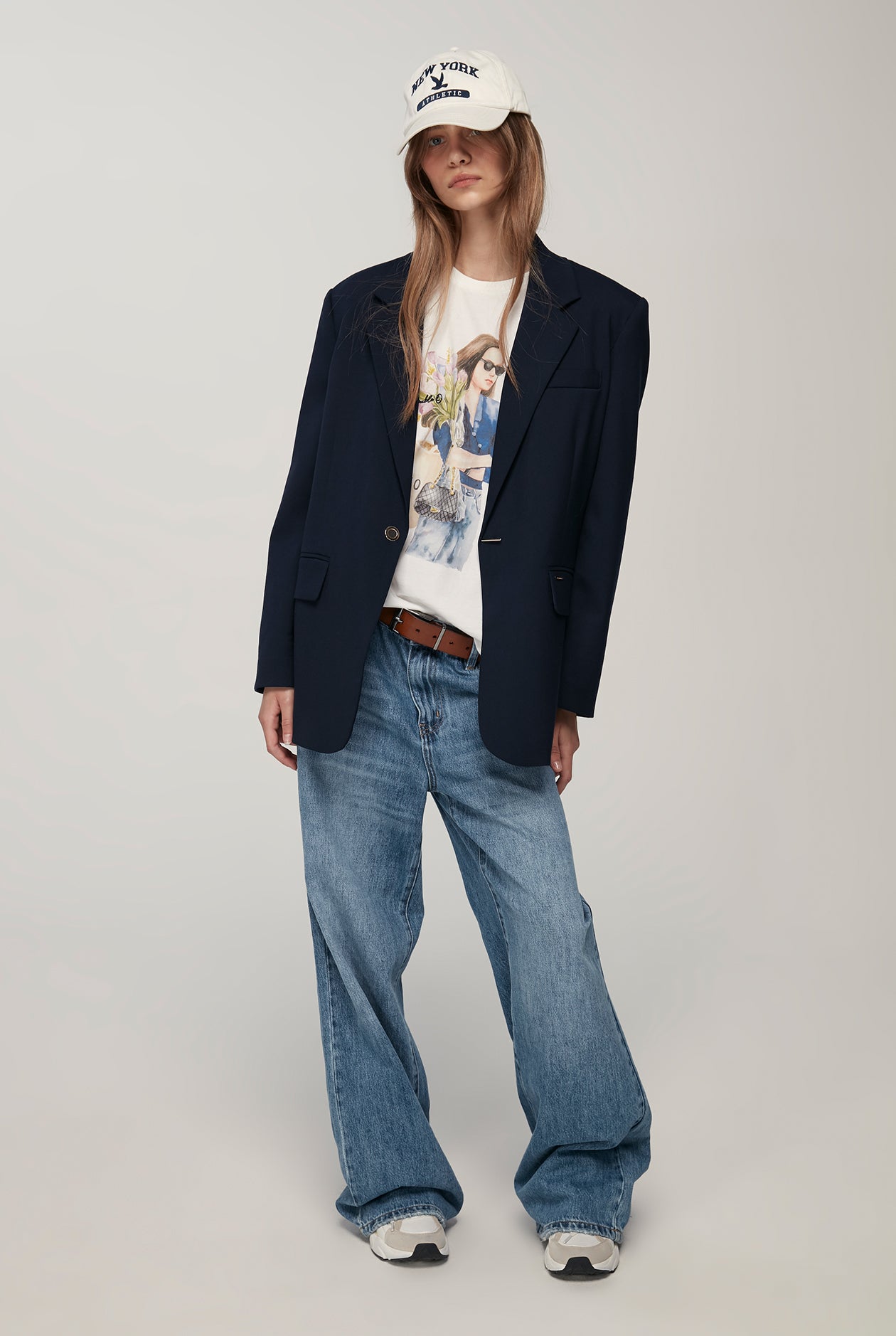 WOMAN & FLOWERS GRAPHIC TEE