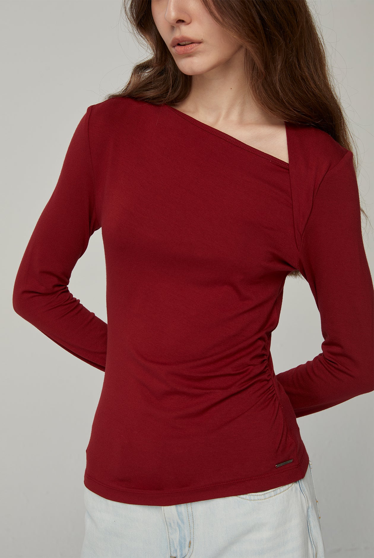 ASYMMETRIC LONG-SLEEVED TOP