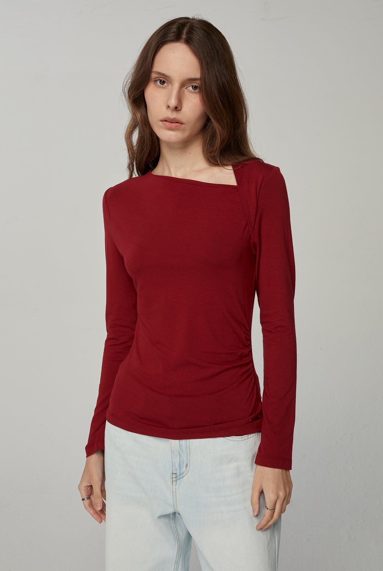 ASYMMETRIC LONG-SLEEVED TOP
