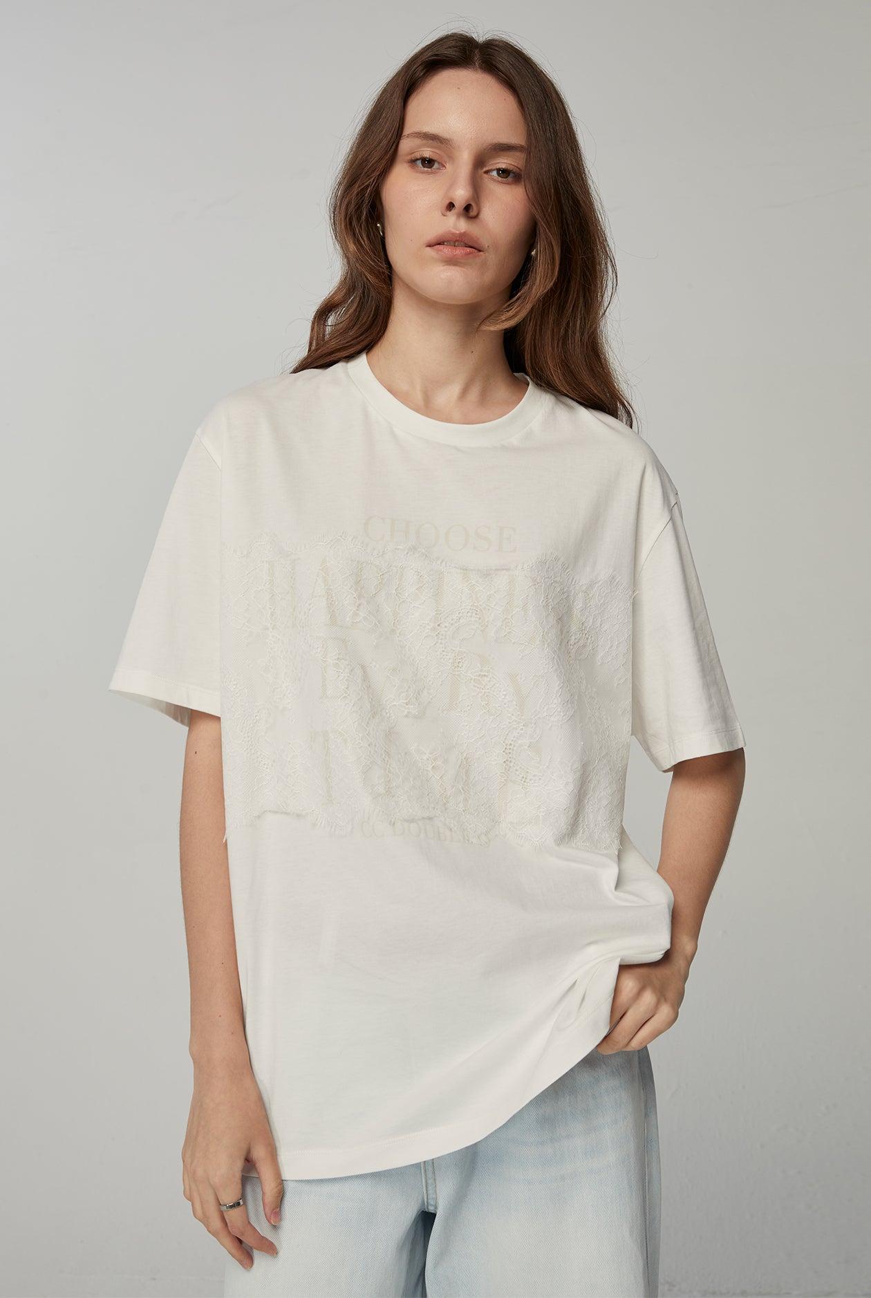 GRAPHIC TEE WITH LACE