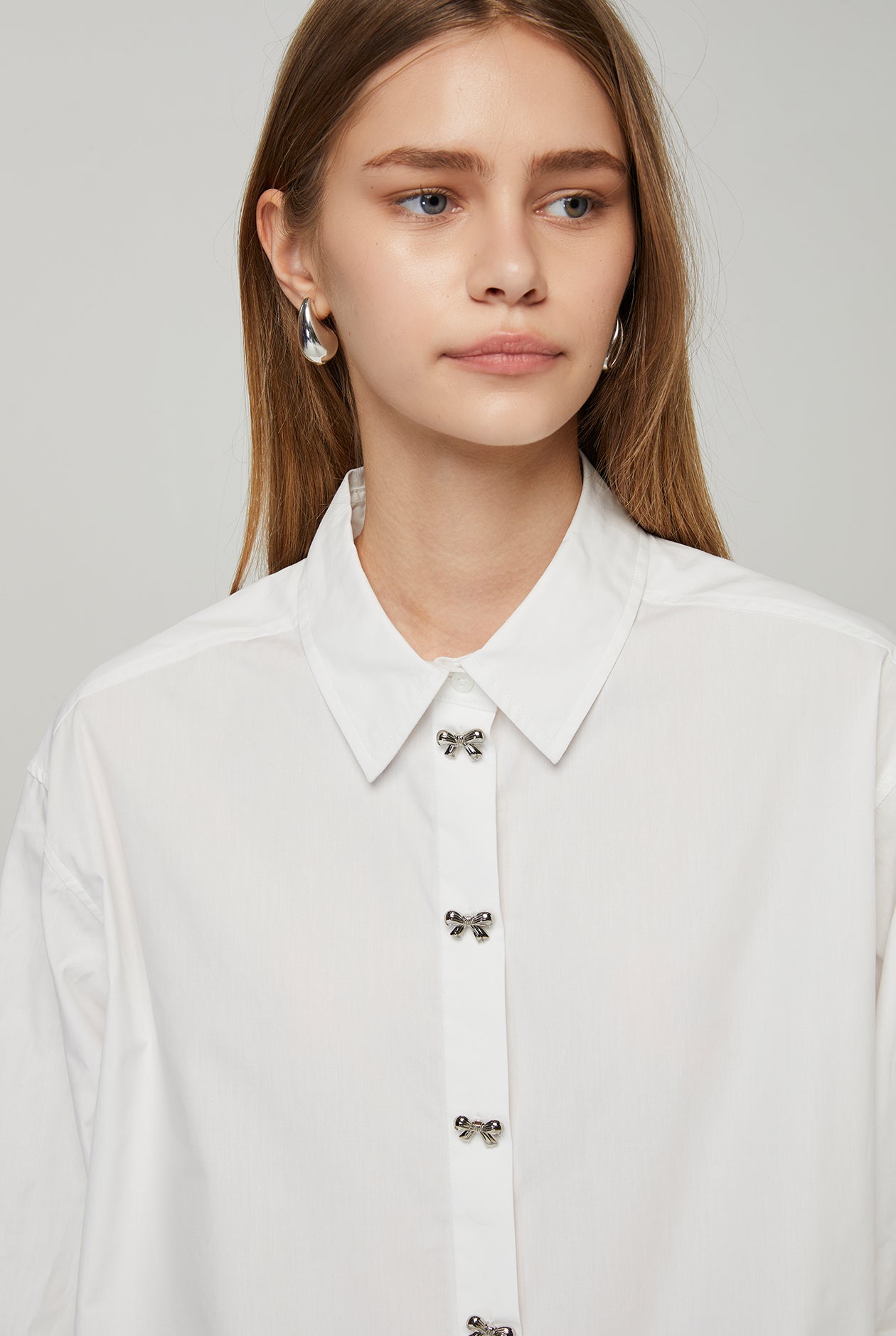 METAL BOW RELAXED FIT SHIRT