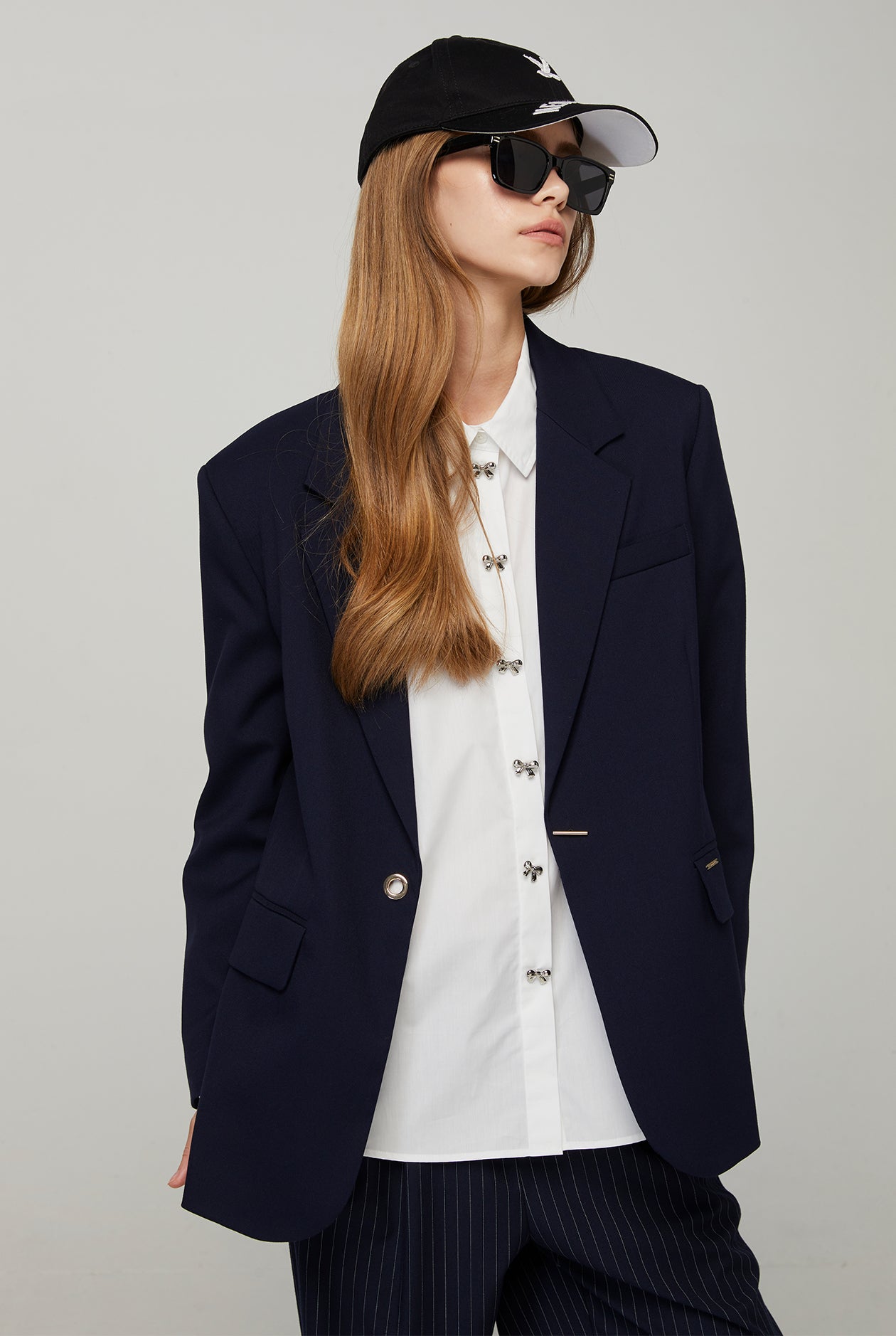 METAL BOW RELAXED FIT SHIRT