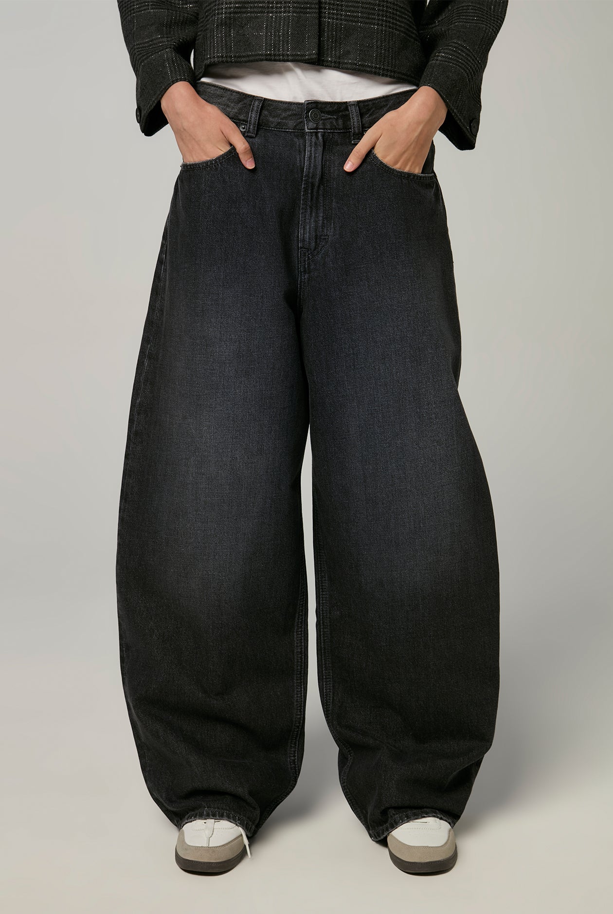 SUPER BAGGY LOW-RISE JEANS