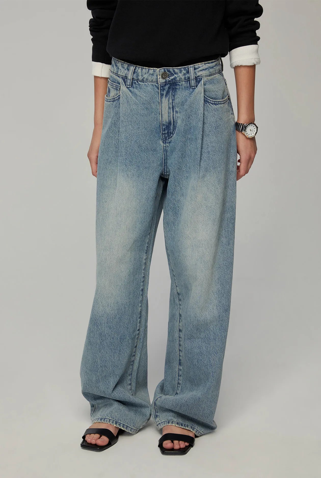WIDE-LEG PLEATED JEANS