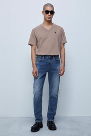 MEDIUM WASH DISTRESS SLIM FIT JEANS