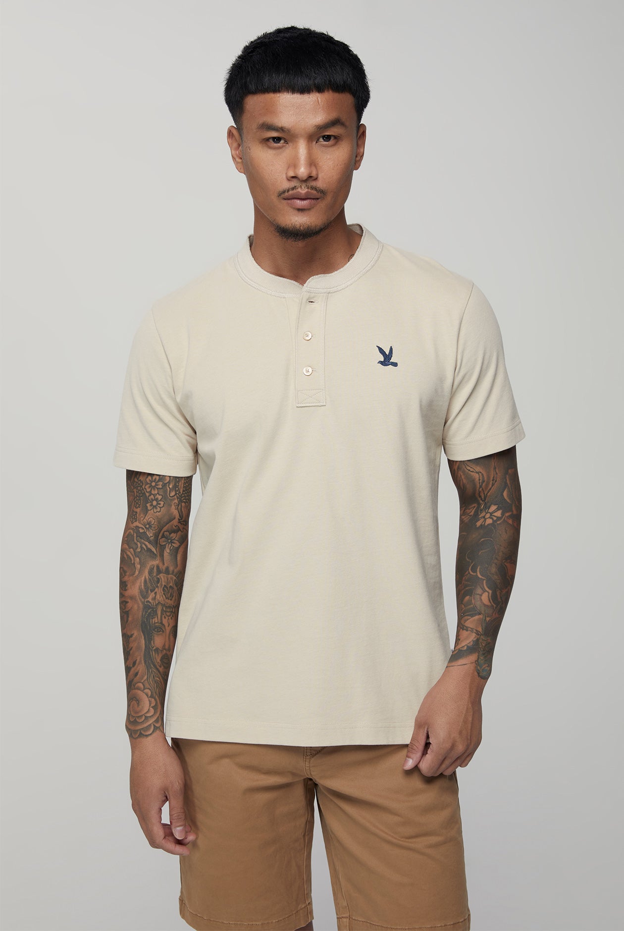 CONTRAST BIRD LOGO SIGNATURE HENLEY TEE