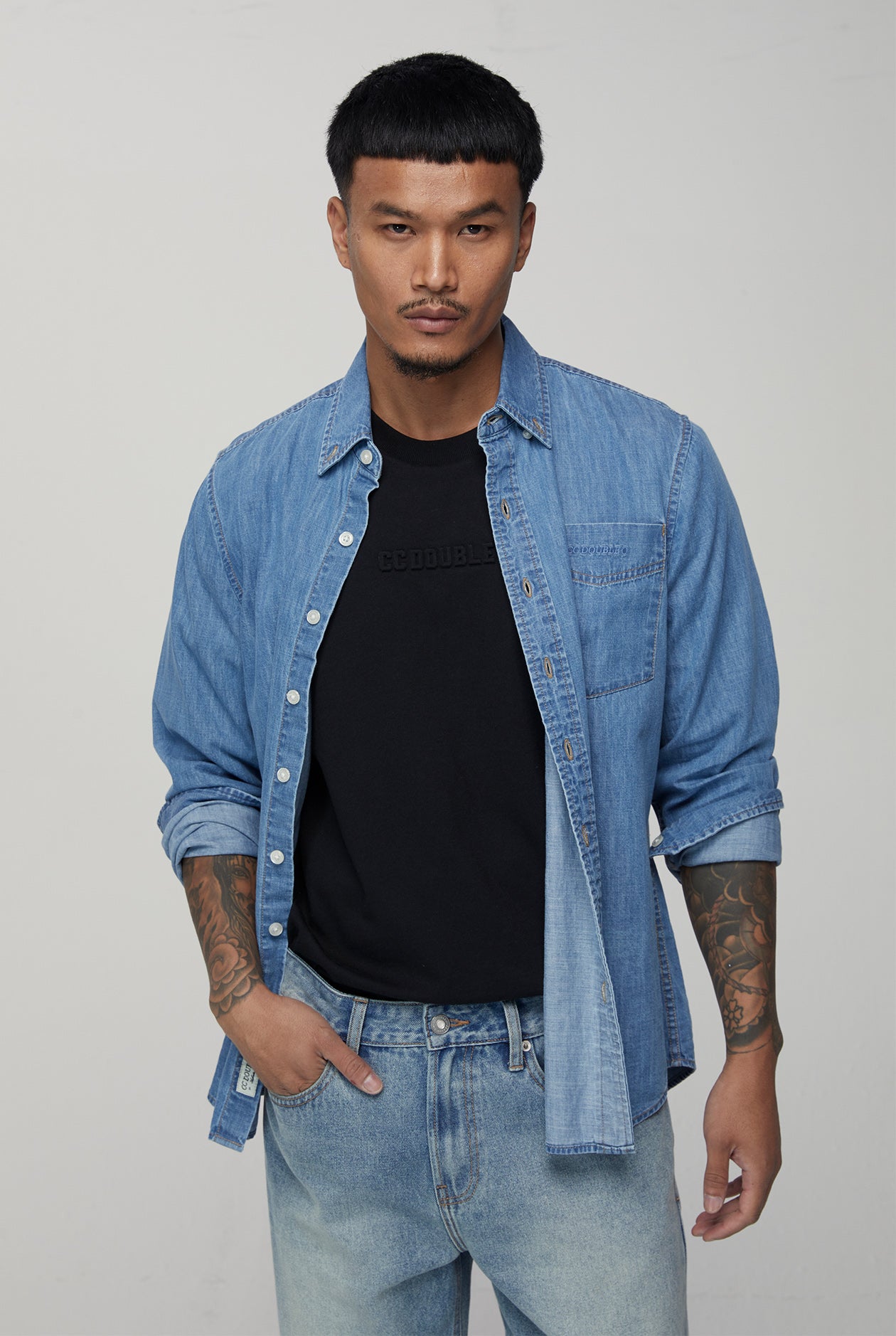 EMBOSSED ALPHABET LOGO SIGNATURE TEE