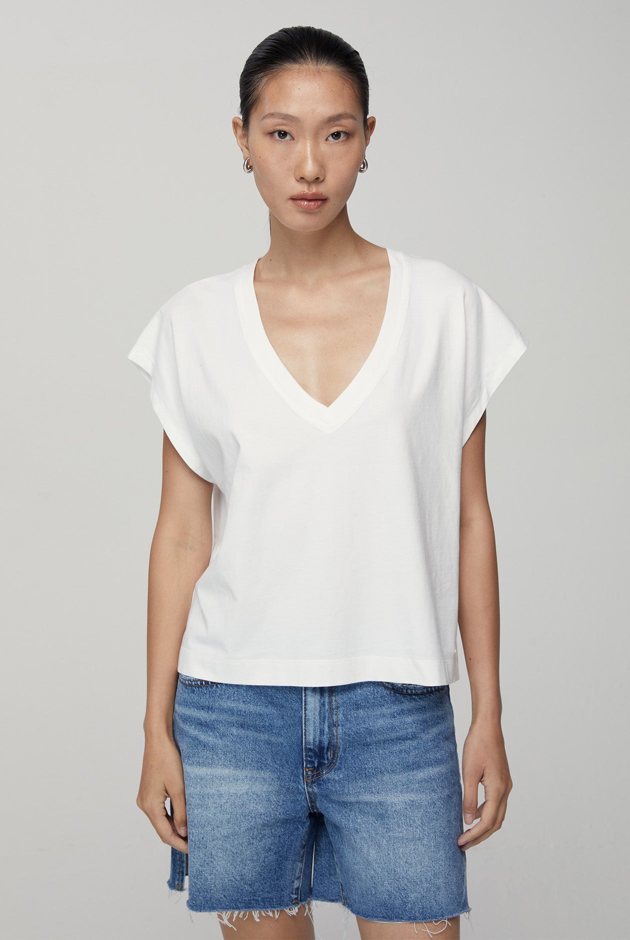 V-NECK CROPPED TEE