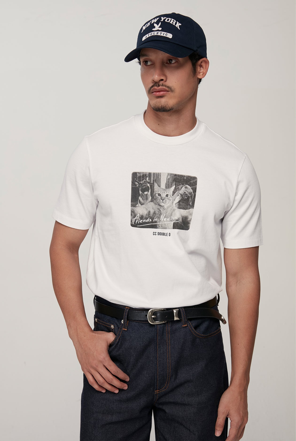 CAT AND DOG SELFIE GRAPHIC TEE
