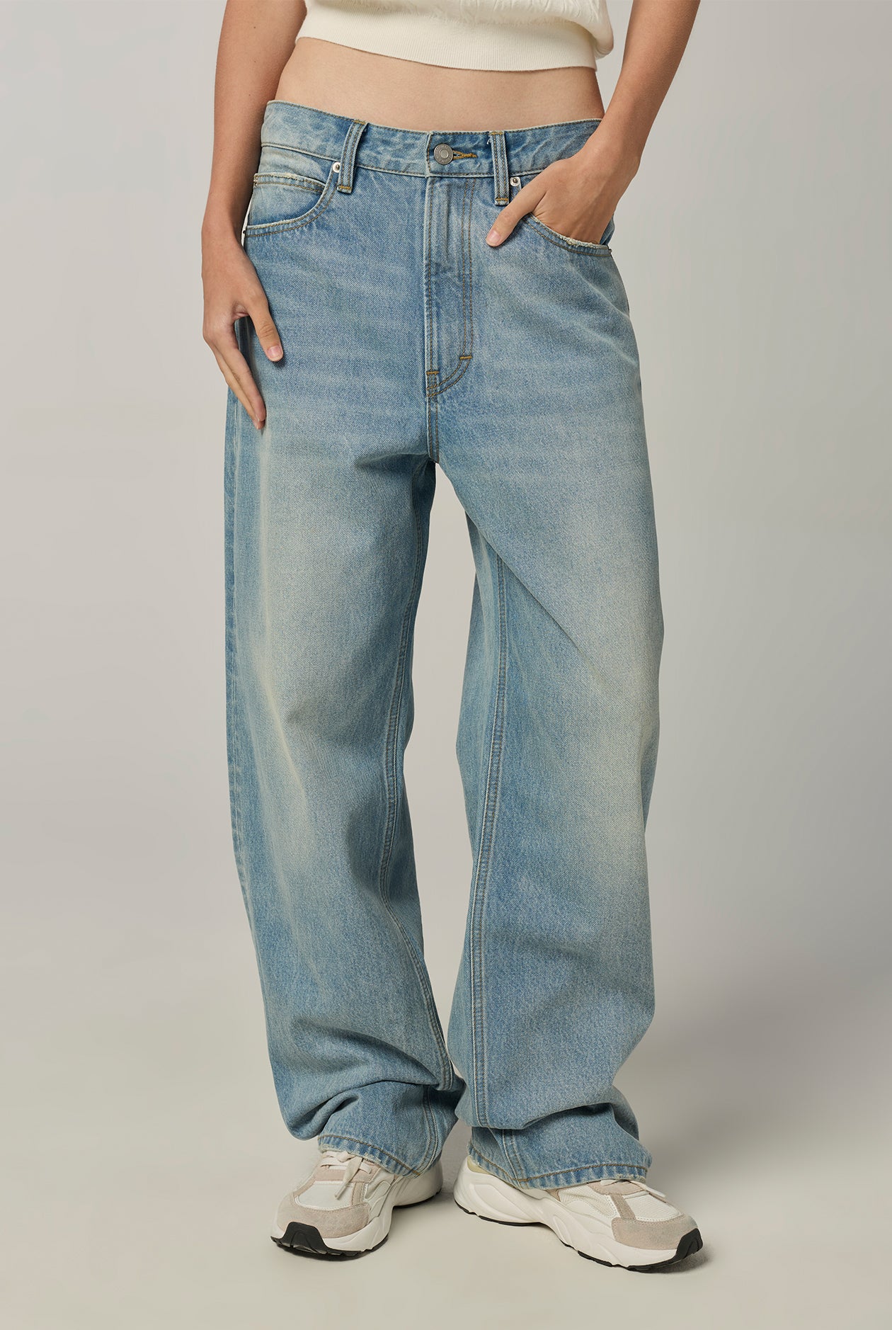 LOW-RISE BAGGY JEANS