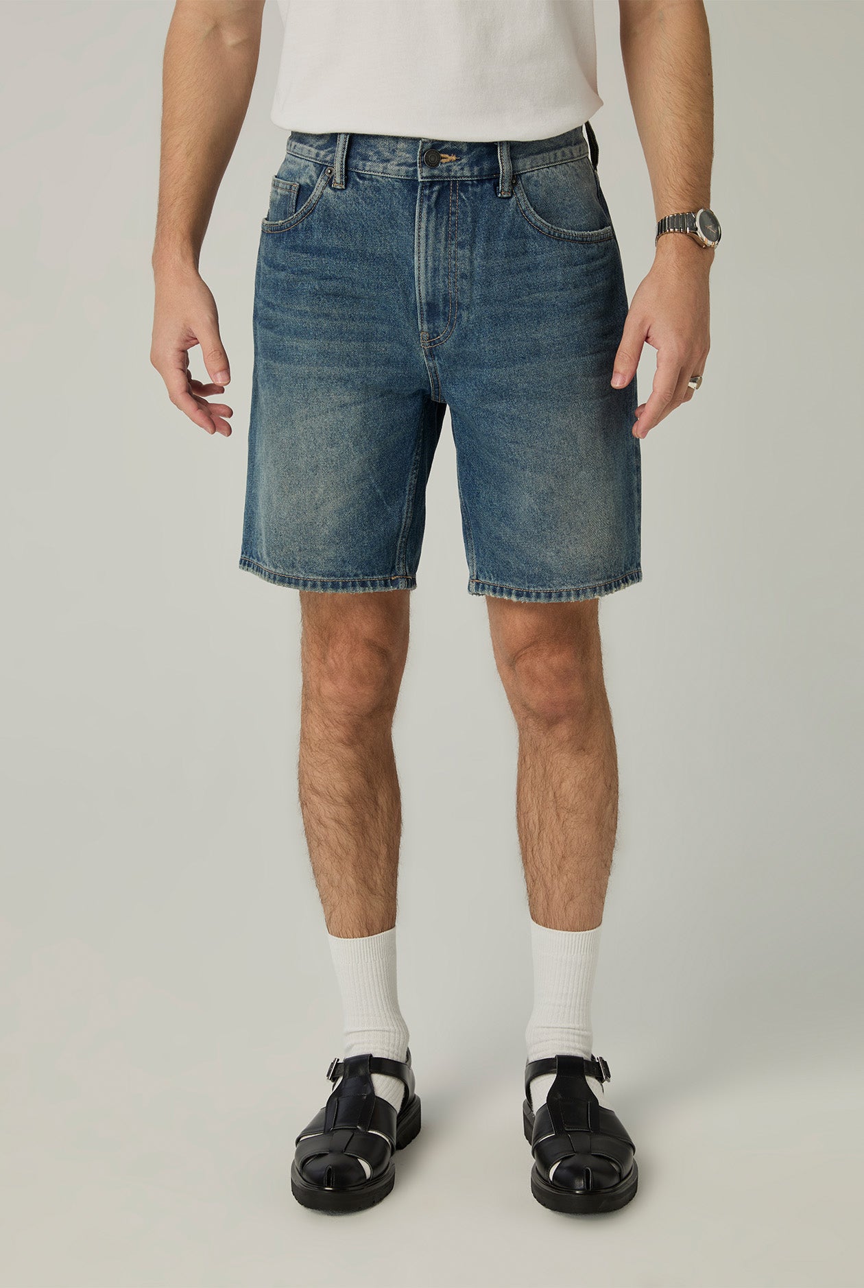 LIGHT WASH STRAIGHT DENIM SHORTS