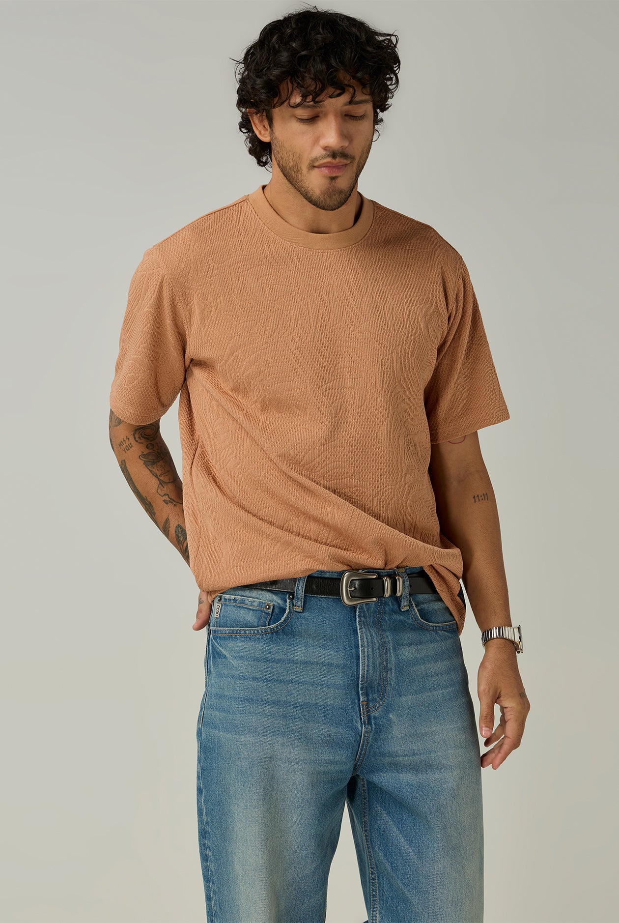 JACQUARD LEAVES PATTERN TEE