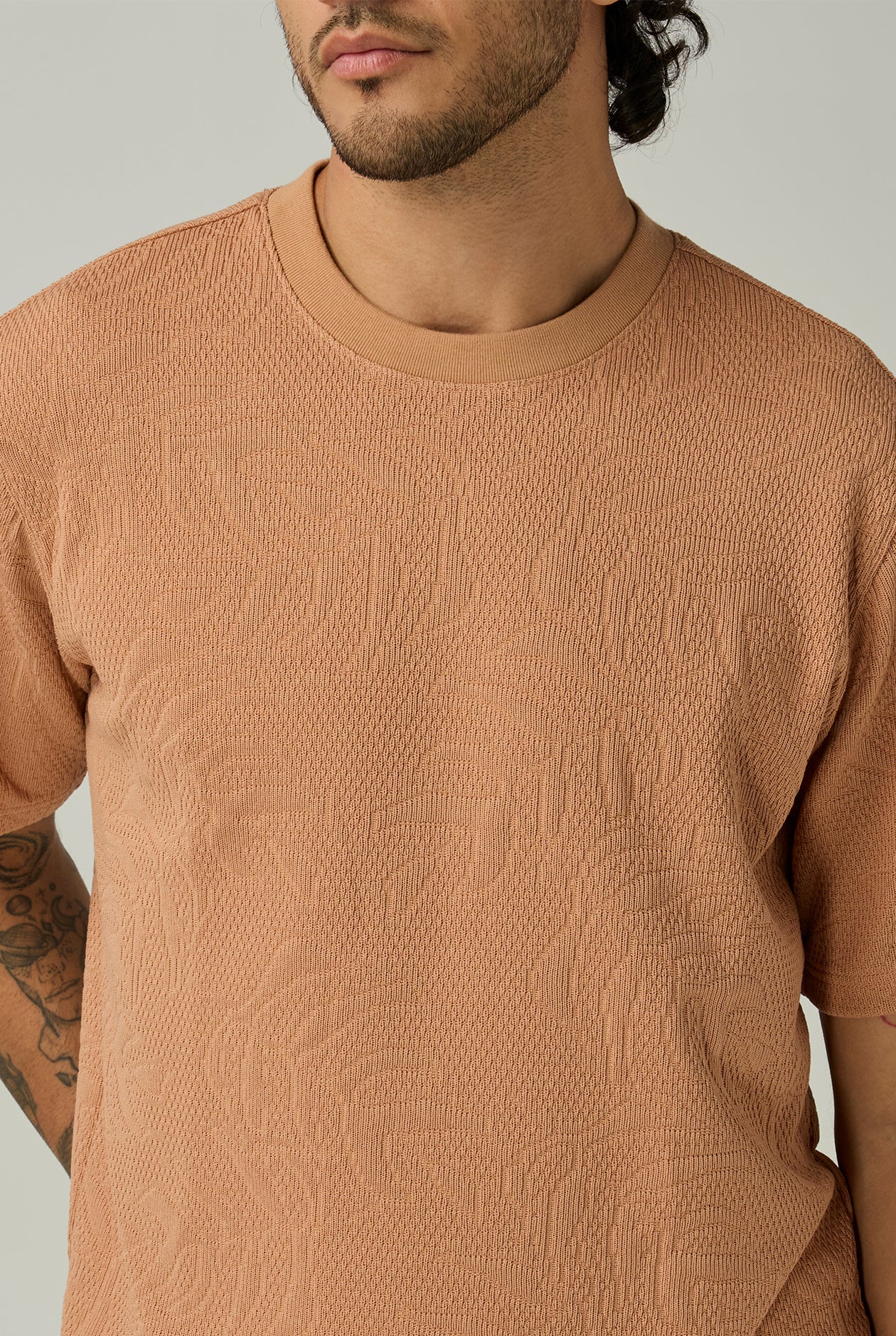JACQUARD LEAVES PATTERN TEE