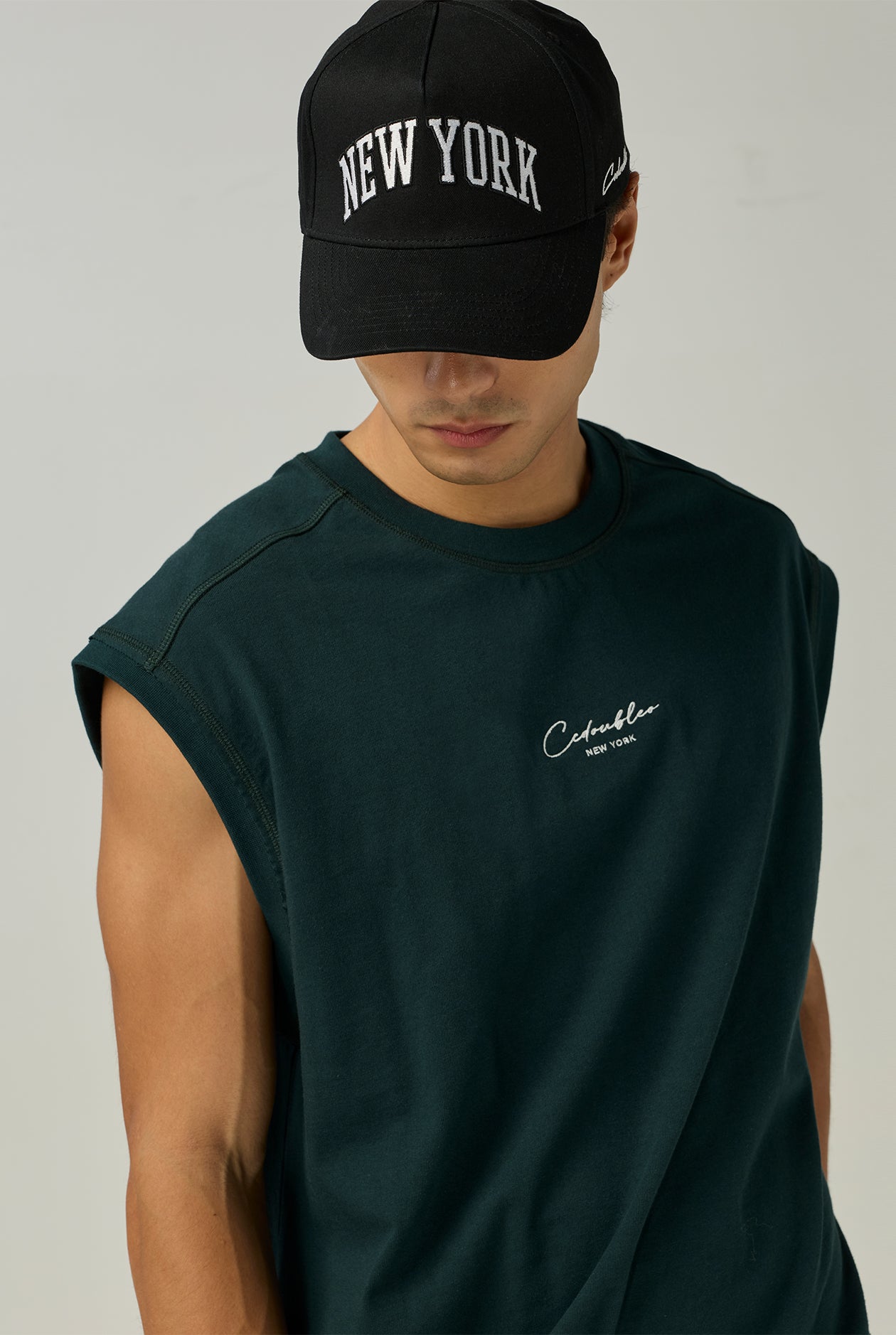 SLEEVELESS LOGO TEE