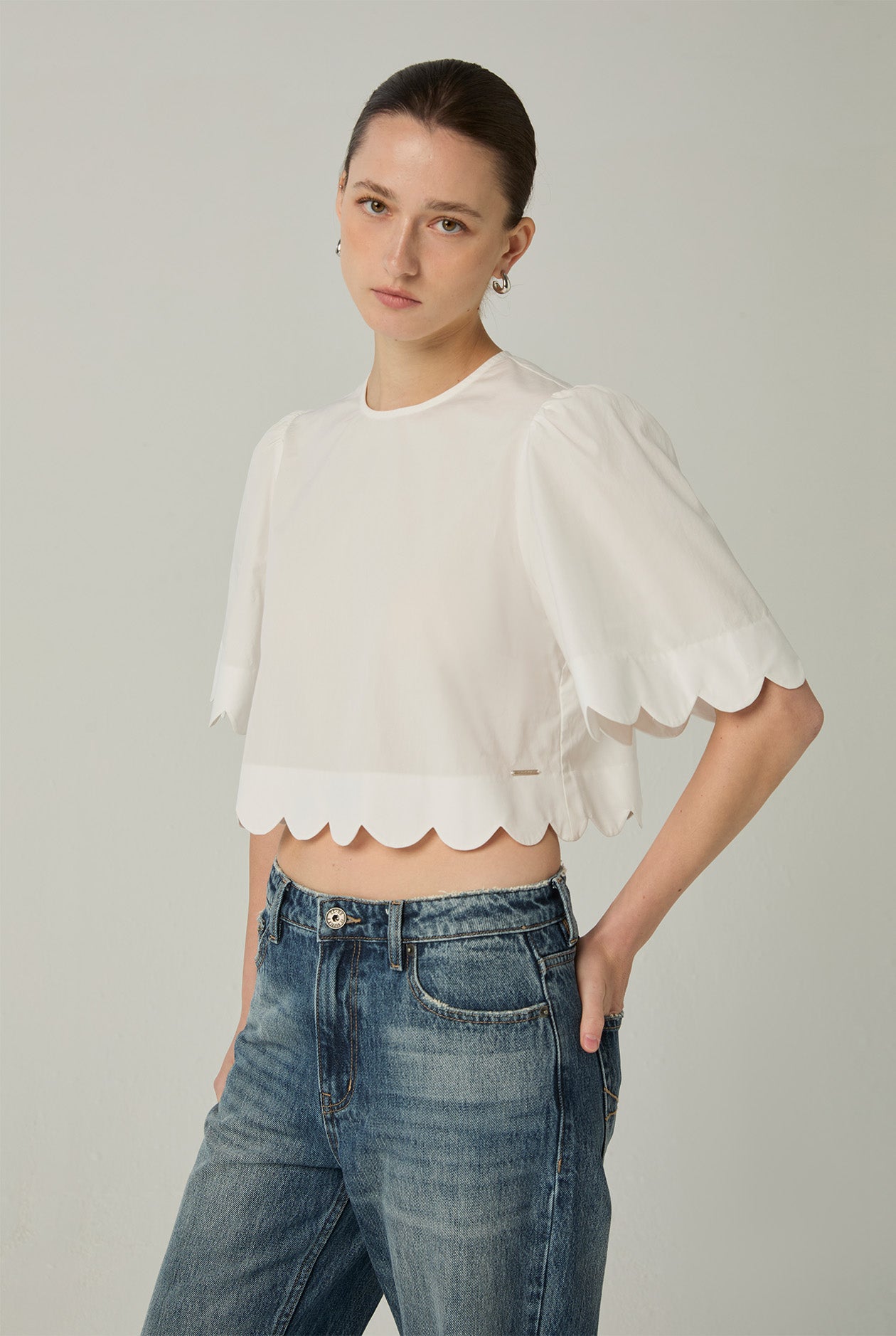 SCALLOP POPLIN CROP BLOUSE
